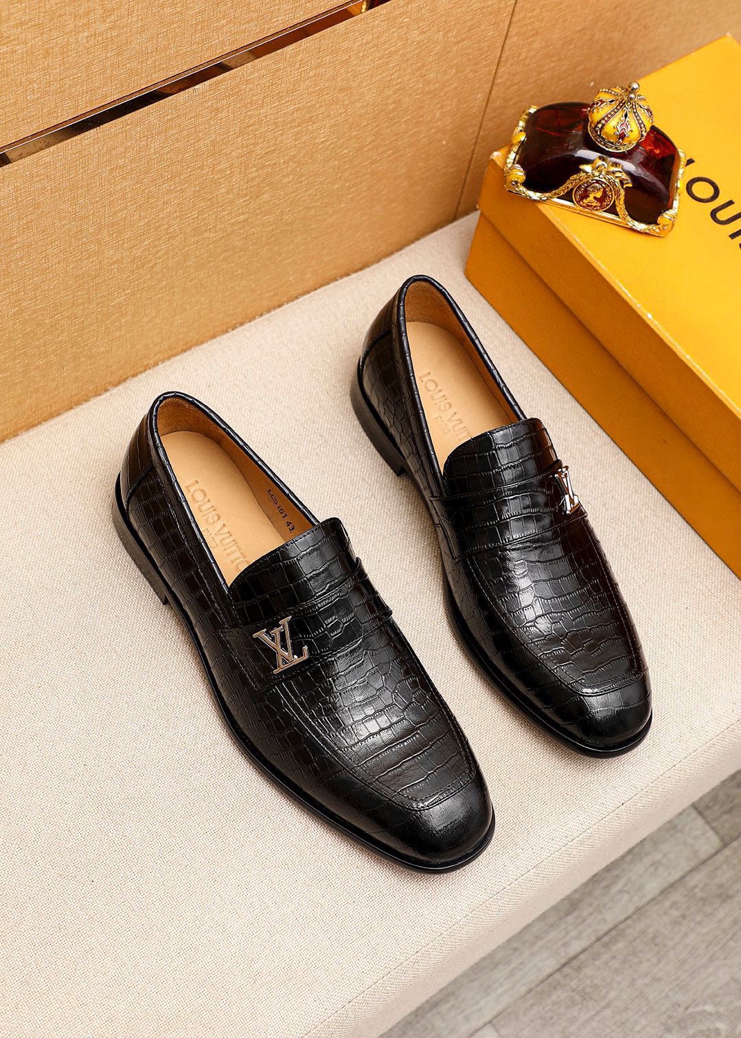 NO:852632,Product trademark LOUIS VUITTON 'Louis Vuitton' casual leather shoes. Regular size: 38-44 (customized at 45.46.47) Product material selection: imported first-layer calfskin embossed upper + luxury hardware buckle, imported first-layer cowhide lining. Strong three-dimensional visual effect, combined outsole color 2 colors optional, louis vuitton, louis vuitton, cowhide19860909商品商标LOUIS VUITTON「 路易威登」休闲皮鞋 正码码数:38-44（45.46.47订制） 商品材料精选 进口头层小牛皮压花鞋面+奢华五金扣,进口头层牛皮内里.强烈立体视觉效果,组合大底 颜 色2色可选,,louis vuitton,louis vuitton,cowhide,Men's shoes