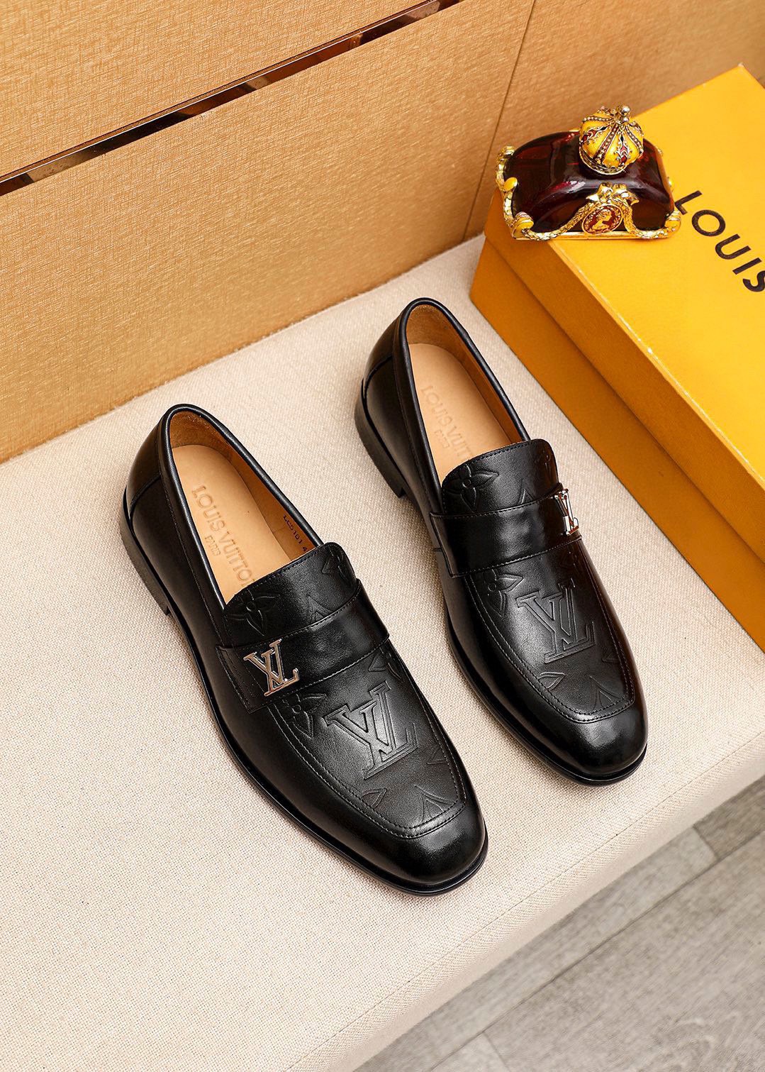 NO:852639,Product trademark LOUIS VUITTON 'Louis Vuitton' casual leather shoes. Regular size: 38-44 (customized at 45.46.47) Product material selection: imported first-layer calfskin embossed upper + luxury hardware buckle, imported first-layer cowhide lining. Strong three-dimensional visual effect, combined outsole color 4 colors available, louis vuitton, louis vuitton, cowhide19860909商品商标LOUIS VUITTON「 路易威登」休闲皮鞋 正码码数:38-44（45.46.47订制） 商品材料精选 进口头层小牛皮压花鞋面+奢华五金扣,进口头层牛皮内里.强烈立体视觉效果,组合大底 颜 色4色可选,,louis vuitton,louis vuitton,cowhide,Men's shoes