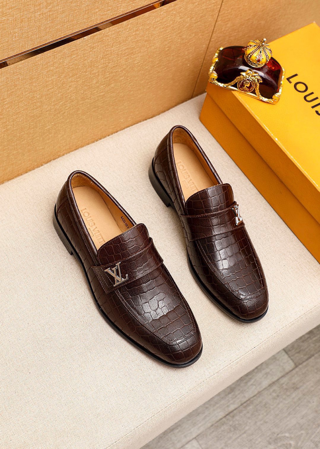 NO:852646,Product trademark LOUIS VUITTON 'Louis Vuitton' casual leather shoes. Regular size: 38-44 (customized at 45.46.47) Product material selection: imported first-layer calfskin embossed upper + luxury hardware buckle, imported first-layer cowhide lining. Strong three-dimensional visual effect, combined outsole color 1 color optional, louis vuitton, louis vuitton, cowhide19860909商品商标LOUIS VUITTON「 路易威登」休闲皮鞋 正码码数:38-44（45.46.47订制） 商品材料精选 进口头层小牛皮压花鞋面+奢华五金扣,进口头层牛皮内里.强烈立体视觉效果,组合大底 颜 色1色可选,,louis vuitton,louis vuitton,cowhide,Men's shoes
