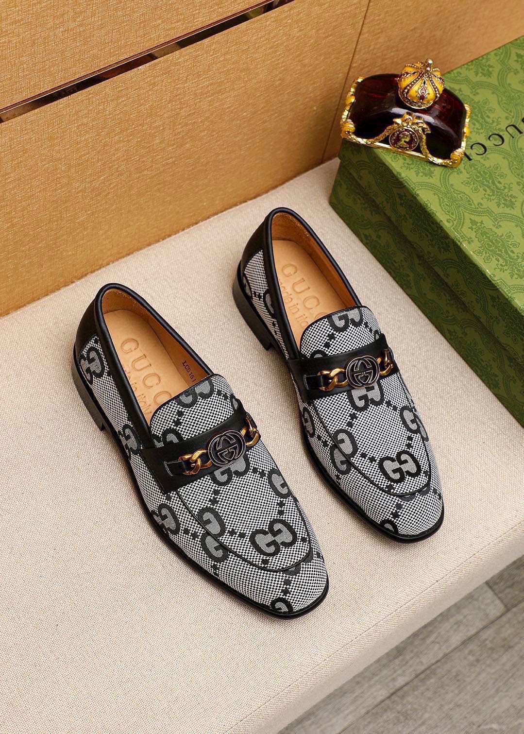 NO:852662,Product trademark GUCCI 'Gucci' casual leather shoes. Regular size: 38-44 (customized at 45.46.47) Product materials are selected. Imported first-layer fabric upper + original hardware buckle, imported cowhide lining. Strong three-dimensional visual effect, original combined outsole. 2 colors available, gucci, gucci19860909商品商标GUCCI「 古驰」休闲皮鞋 正码码数:38-44（45.46.47订制） 商品材料精选 进口头层布料鞋面+原版五金扣,进口牛皮内里.强烈立体视觉效果,原版组合大底 颜 色2色可选,,gucci,gucci,Men's shoes