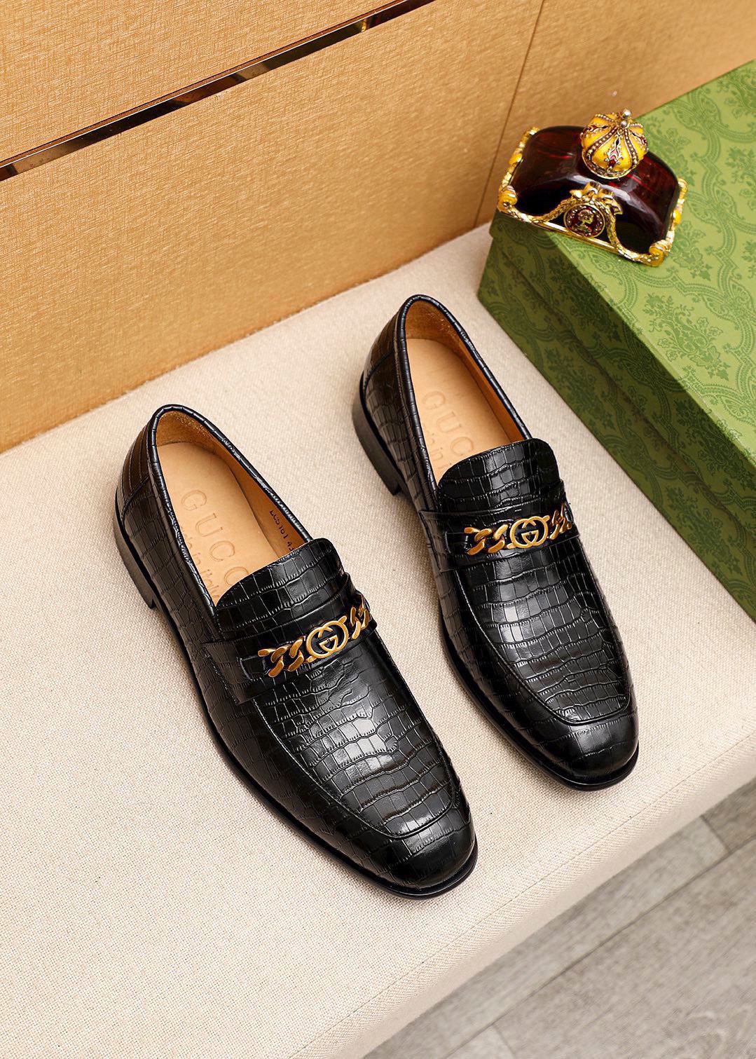 NO:852678,Product trademark GUCCI 'Gucci' casual leather shoes. Regular size: 38-44 (customized at 45.46.47) Product materials are selected. Imported first-layer calfskin embossed upper + original hardware buckle, imported cowhide lining. Strong three-dimensional visual effect, original combination outsole. 1 color optional, gucci, gucci, cowhide19860909商品商标GUCCI「 古驰」休闲皮鞋 正码码数:38-44（45.46.47订制） 商品材料精选 进口头层小牛皮压花鞋面+原版五金扣,进口牛皮内里.强烈立体视觉效果,原版组合大底 颜 色1色可选,,gucci,gucci,cowhide,Men's shoes