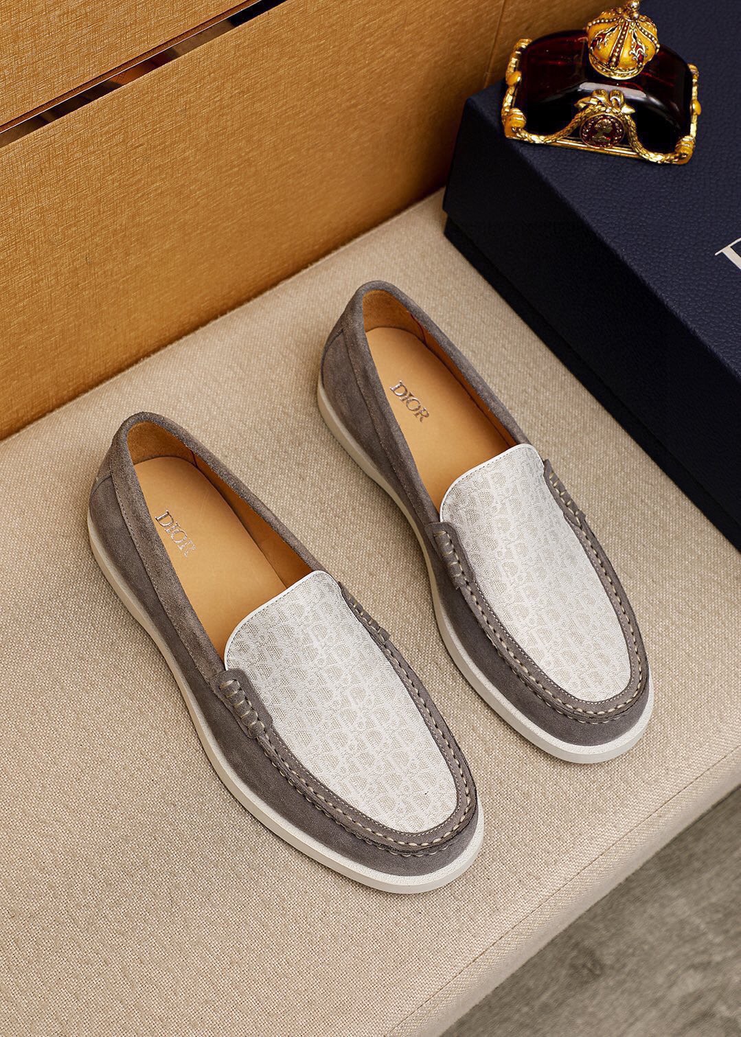 NO:852967,Product trademark Dior 'Dior' casual leather shoes. Regular size: 38-44 (customized at 45.46.47) Product material selection: Italian imported first-layer calfskin upper, imported water-dyed cowhide lining. Strong three-dimensional visual effect, rubber outsole, 3 colors available, dior, dior, cowhide19860909商品商标Dior「 迪奥」休闲皮鞋 正码码数:38-44（45.46.47订做） 商品材料精选 意大利进口头层小牛皮鞋面,进口水染牛皮内里.强烈立体视觉效果,橡胶大底 颜 色3色可选,,dior,dior,cowhide,Men's shoes