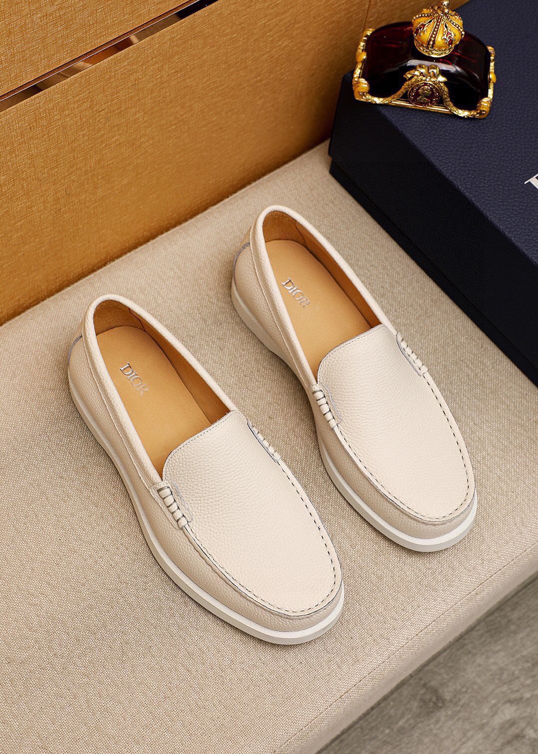 NO:852975,Product trademark Dior 'Dior' casual leather shoes. Regular size: 38-44 (customized at 45.46.47) Product material selection: Italian imported first-layer lychee calfskin upper, imported water-dyed cowhide lining. Strong three-dimensional visual effect, rubber outsole, 3 colors available, dior, dior, cowhide19860909商品商标Dior「 迪奥」休闲皮鞋 正码码数:38-44（45.46.47订做） 商品材料精选 意大利进口头层荔枝小牛皮鞋面,进口水染牛皮内里.强烈立体视觉效果,橡胶大底 颜 色3色可选,,dior,dior,cowhide,Men's shoes