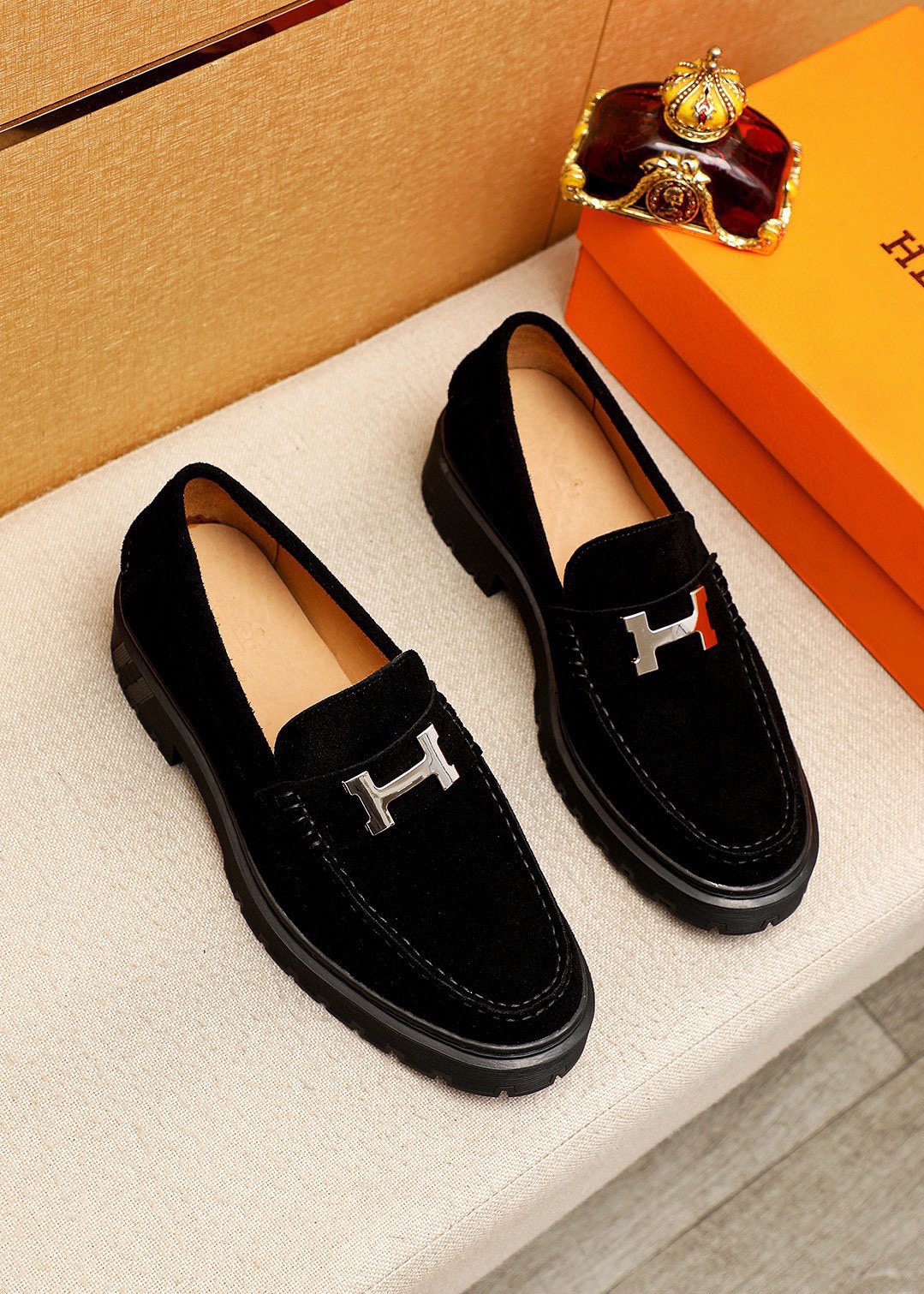 NO:852982,P original order (Hermès HEPMES) moccasin shoes combine novel shoe shape, high-quality materials and exquisite details. Imported nubuck leather and instep are decorated with golden Gancio buckles, showing a luxurious style. TPU rubber sole has a flexible texture. Size 39-44 (customized at 38.45.46), hermes,cowhide19860909P  原单（爱马仕HEPMES）莫卡辛鞋集新颖鞋型、上乘材质与精湛细节于一体,进口磨砂牛皮 脚背点缀金色Gancio扣饰,焕现奢华风采.TPU橡胶鞋底质感柔韧 Size 39-44(38.45.46订做),,hermes,cowhide,Men's shoes