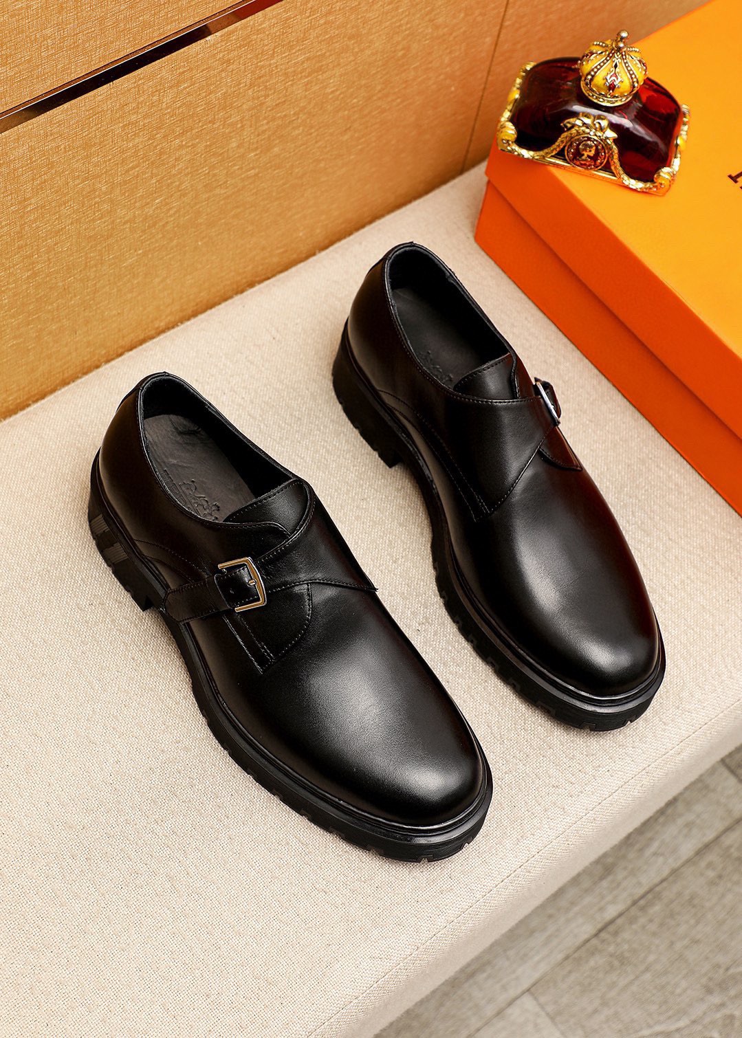 NO:853021,P Original (Hermès HEPMES) moccasin shoes combine novel shoe styles, high-quality materials and exquisite details. The imported calfskin upper is decorated with golden Gancio buckles on the instep, giving it a luxurious style. TPU rubber sole has a flexible texture. Size 39-44 (customized at 38.45.46),,hermes,cowhide19860909P  原单（爱马仕HEPMES）莫卡辛鞋集新颖鞋型、上乘材质与精湛细节于一体,进口小牛皮鞋面,脚背点缀金色Gancio扣饰,焕现奢华风采.TPU橡胶鞋底质感柔韧 Size 39-44(38.45.46订做),,hermes,cowhide,Men's shoes