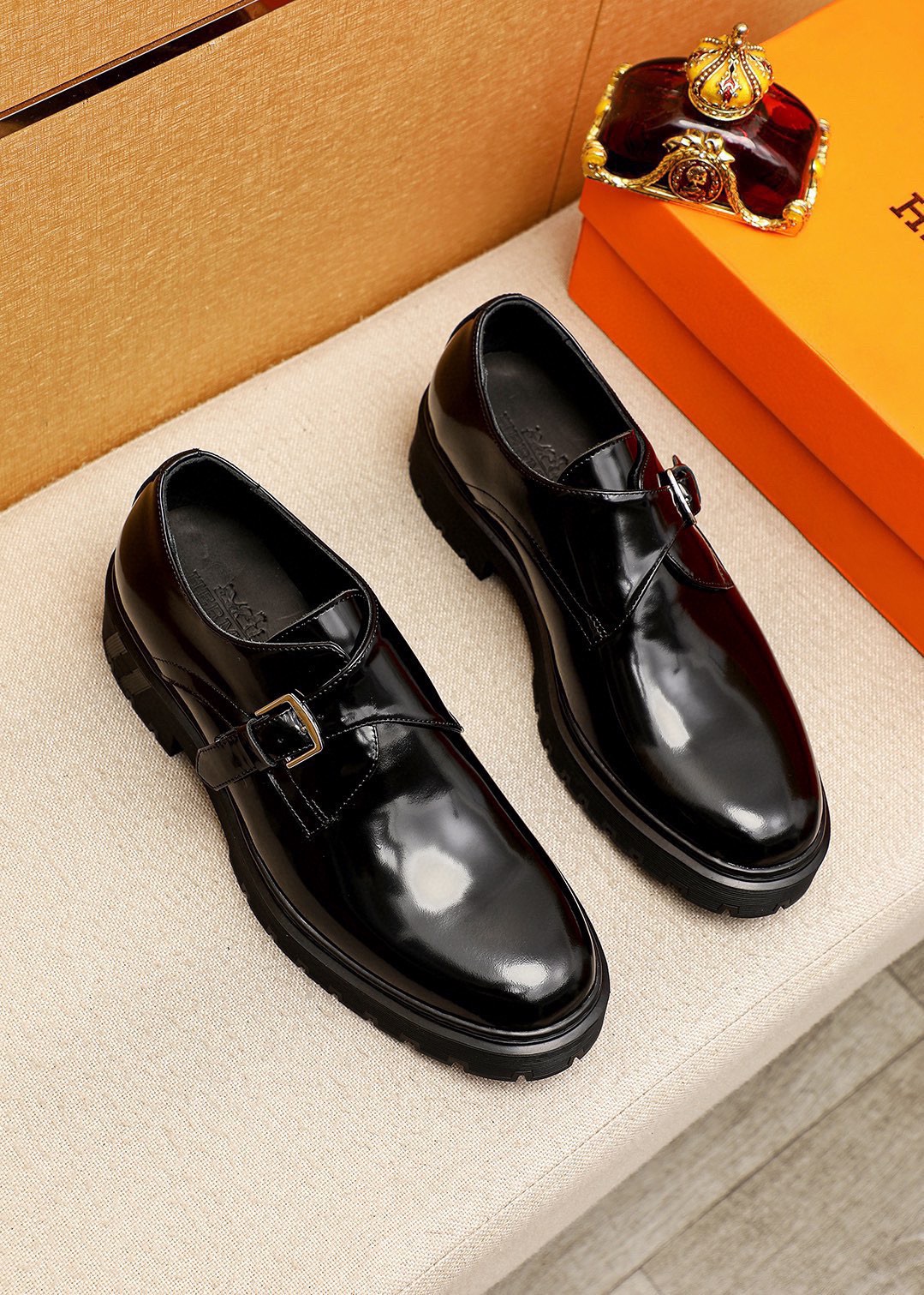 NO:852953,P original order (HEPMES) moccasin shoes combine novel shoe styles, high-quality materials and exquisite details. The imported open-edge beaded cowhide upper and the instep are decorated with golden Gancio buckles, showing a luxurious style. TPU rubber sole has a flexible texture. Size 39-44 (customized at 38.45.46),,hermes,cowhide19860909P  原单（爱马仕HEPMES）莫卡辛鞋集新颖鞋型、上乘材质与精湛细节于一体,进口开边珠牛皮鞋面 脚背点缀金色Gancio扣饰,焕现奢华风采.TPU橡胶鞋底质感柔韧 Size 39-44(38.45.46订做),,hermes,cowhide,Men's shoes