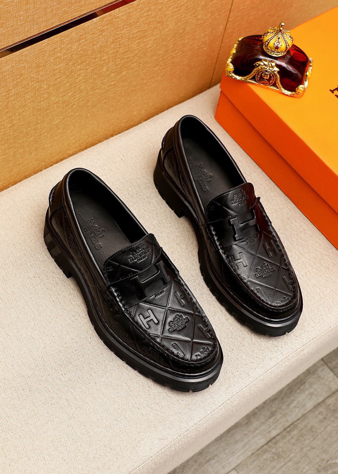 NO:852961,P Original (Hermès HEPMES) moccasin shoes integrate novel shoe styles, high-quality materials and exquisite details. The imported calfskin embossed upper and the instep are decorated with golden Gancio buckles, showing a luxurious style. TPU rubber sole has a flexible texture. Size 39-44 (customized at 38.45.46),,hermes,cowhide19860909P  原单（爱马仕HEPMES）莫卡辛鞋集新颖鞋型、上乘材质与精湛细节于一体,进口小牛皮压花鞋面,脚背点缀金色Gancio扣饰,焕现奢华风采.TPU橡胶鞋底质感柔韧 Size 39-44(38.45.46订做),,hermes,cowhide,Men's shoes
