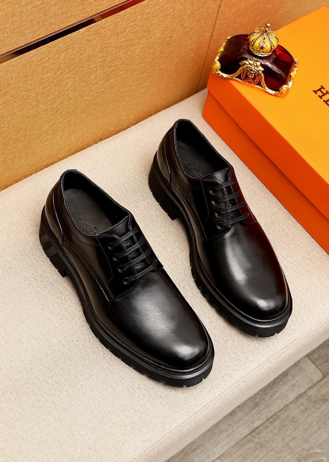NO:852969,P Original (Hermès HEPMES) moccasin shoes combine novel shoe styles, high-quality materials and exquisite details. The imported calfskin upper is decorated with golden Gancio buckles on the instep, giving it a luxurious style. TPU rubber sole has a flexible texture. Size 39-44 (customized at 38.45.46),,hermes,cowhide19860909P  原单（爱马仕HEPMES）莫卡辛鞋集新颖鞋型、上乘材质与精湛细节于一体,进口小牛皮鞋面,脚背点缀金色Gancio扣饰,焕现奢华风采.TPU橡胶鞋底质感柔韧 Size 39-44(38.45.46订做),,hermes,cowhide,Men's shoes