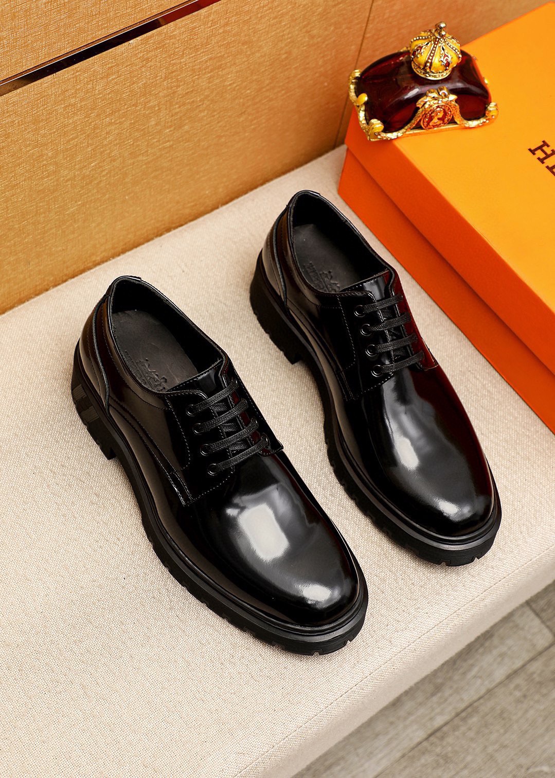 NO:852976,P Original (Hermès HEPMES) moccasin shoes integrate novel shoe styles, high-quality materials and exquisite details. The imported open-edge beaded cowhide upper is decorated with golden Gancio buckles on the instep, giving it a luxurious style. TPU rubber sole has a flexible texture. Size 39-44 (customized at 38.45.46),,hermes,cowhide19860909P  原单（爱马仕HEPMES）莫卡辛鞋集新颖鞋型、上乘材质与精湛细节于一体,进口开边珠牛皮鞋面,脚背点缀金色Gancio扣饰,焕现奢华风采.TPU橡胶鞋底质感柔韧 Size 39-44(38.45.46订做),,hermes,cowhide,Men's shoes