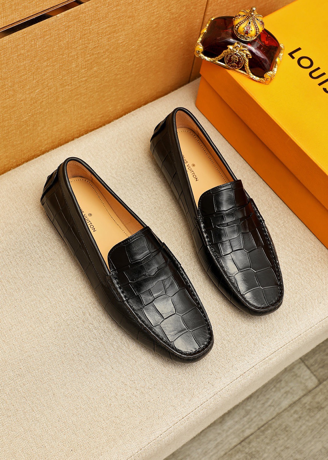 NO:852983,Product trademark LOUIS VUITTON 'Louis Vuitton' Peas Shoes Regular size: 38-44 (customized in 45.46) Selected product materials First-layer calfskin embossed upper, imported pigskin lining. Strong three-dimensional visual effect, rubber outsole Color 1 color optional, louis vuitton, louis vuitton, cowhide19860909商品商标LOUIS VUITTON「 路易威登」豆豆鞋 正码码数:38-44（45.46订做） 商品材料精选 头层小牛皮压花鞋面,进口猪皮内里.强烈立体视觉效果,橡胶大底 颜 色1色可选,,louis vuitton,louis vuitton,cowhide,Men's shoes