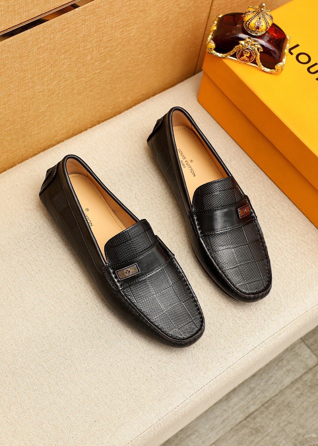 NO:852990,Product trademark LOUIS VUITTON 'Louis Vuitton' Peas Shoes Regular size: 38-44 (customized in 45.46) Selected product materials First-layer calfskin embossed upper + classic hardware buckle, imported pigskin lining. Strong three-dimensional visual effect, rubber outsole 1 color optional, louis vuitton, louis vuitton, cowhide19860909商品商标LOUIS VUITTON「 路易威登」豆豆鞋 正码码数:38-44（45.46订做） 商品材料精选 头层小牛皮压花鞋面+经典五金扣,进口猪皮内里.强烈立体视觉效果,橡胶大底 颜 色1色可选,,louis vuitton,louis vuitton,cowhide,Men's shoes