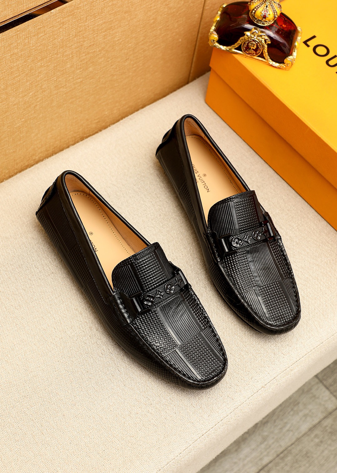 NO:852999,Product trademark LOUIS VUITTON 'Louis Vuitton' Peas Shoes Regular size: 38-44 (customized in 45.46) Selected product materials First-layer calfskin embossed upper + luxury hardware buckle, imported pigskin lining. Strong three-dimensional visual effect, original outsole color 1 color optional, louis vuitton, louis vuitton, cowhide19860909商品商标LOUIS VUITTON「 路易威登」豆豆鞋 正码码数:38-44（45.46订做） 商品材料精选 头层小牛皮压花鞋面+奢华五金扣,进口猪皮内里.强烈立体视觉效果,原版大底 颜 色1色可选,,louis vuitton,louis vuitton,cowhide,Men's shoes