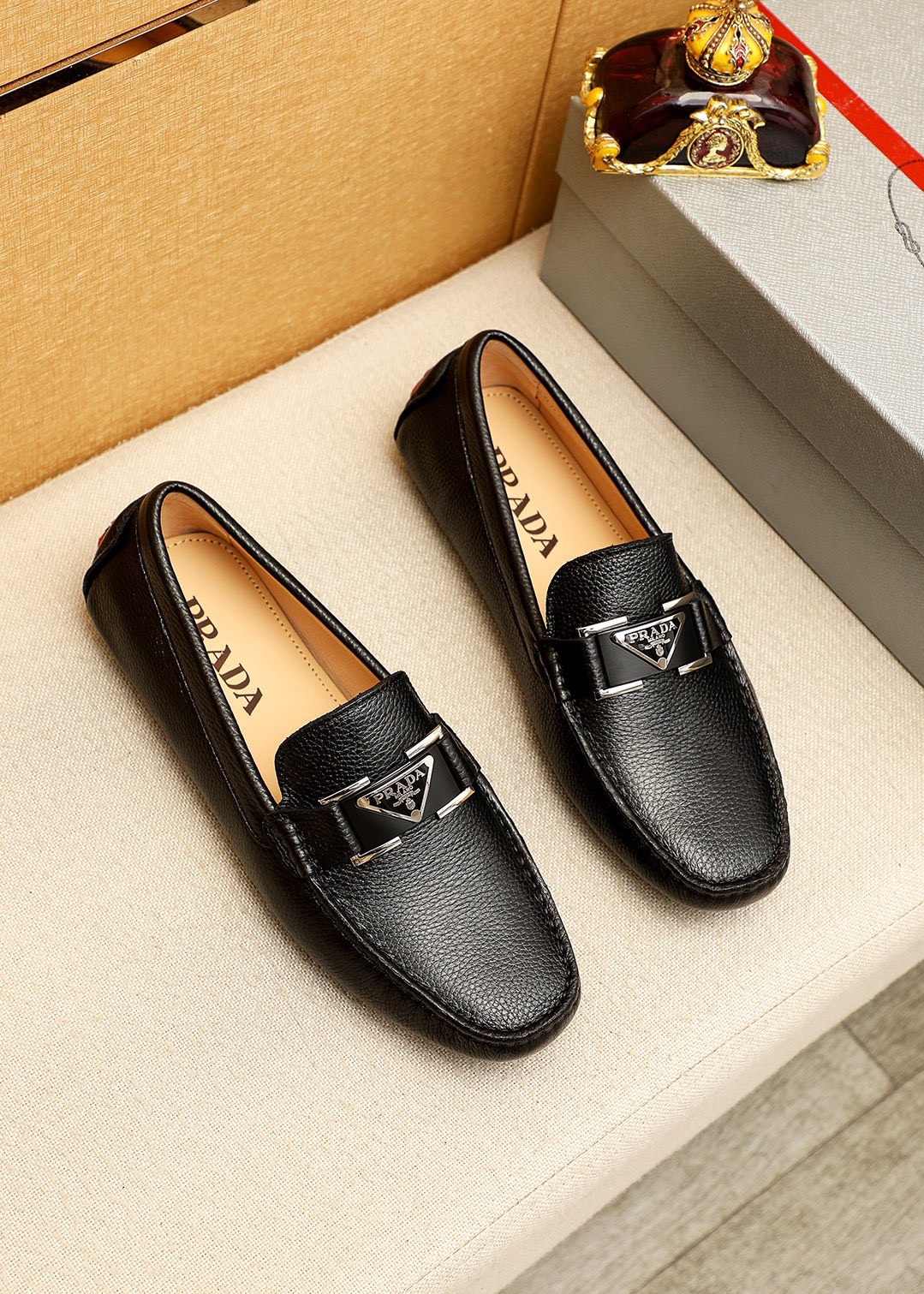 NO:853016,Product trademark PRADA 'Prada' bean shoes. Regular size: 38-44 (customized at 45.46) Product material selection: imported first-layer pebbled cowhide leather upper + original hardware buckle, imported pigskin lining. Strong three-dimensional visual effect, original outsole 4 colors available, prada, prada, cowhide19860909商品商标PRADA「 普拉达」豆豆鞋 正码码数:38-44（45.46订制） 商品材料精选 进口头层荔枝纹牛皮鞋面+原版五金扣,进口猪皮内里.强烈立体视觉效果,原版大底 颜 色4色可选,,prada,prada,cowhide,Men's shoes