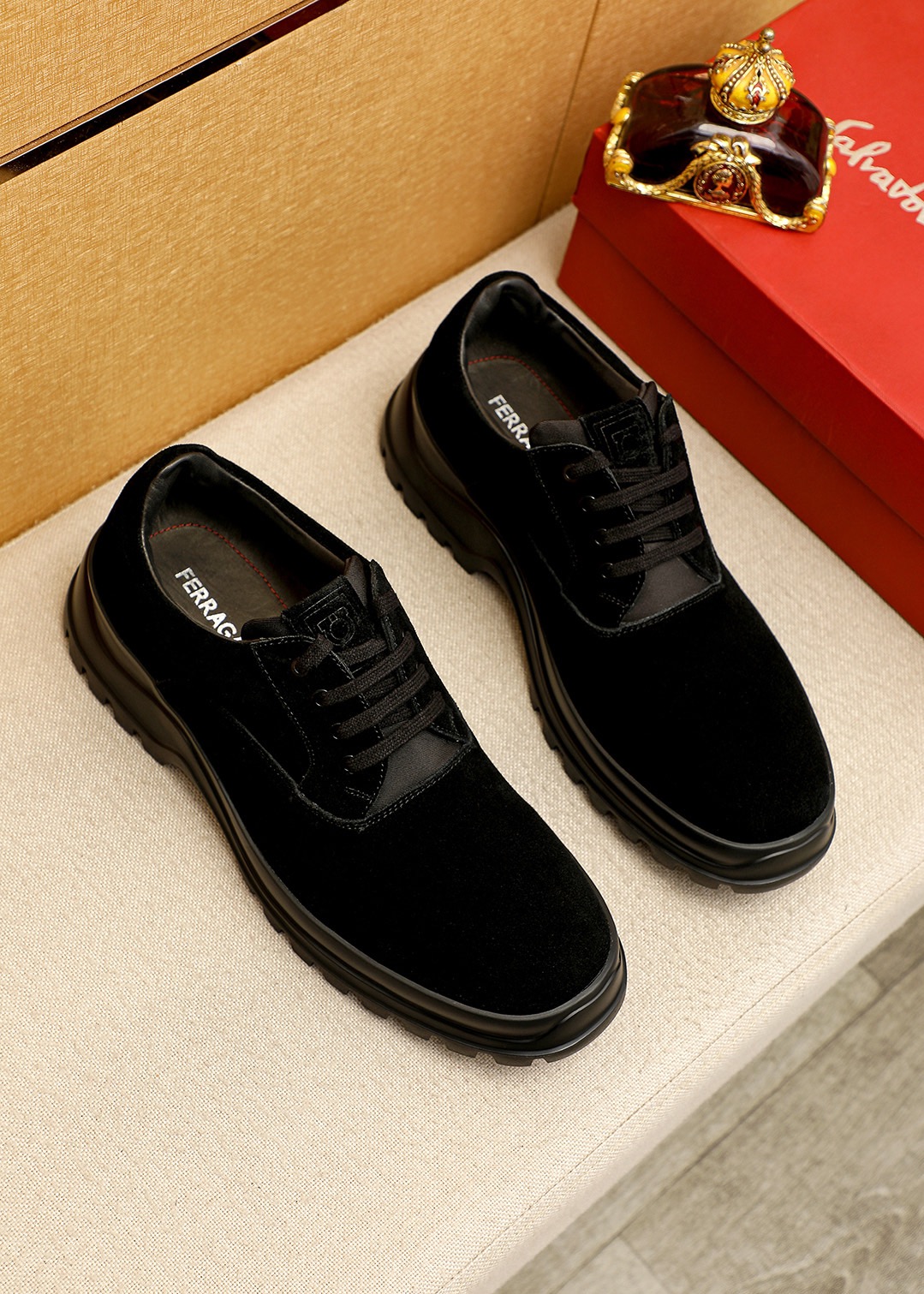 NO:854355,Product trademark Ferragamo 'Ferragamo' casual leather shoes, correct size: 39-44 (45 customized) Product material selection: imported frosted cowhide upper, imported water-dyed cowhide lining. Strong three-dimensional visual effect, original outsole, 4 kinds of leather materials available, ferragamo, ferragamo, cowhide19860909商品商标Ferragamo「 菲拉格慕」休闲皮鞋 正码码数:39-44（45订制） 商品材料精选 进口磨砂牛皮鞋面,进口水染牛皮内里.强烈立体视觉效果,原版大底 颜 色4种皮料可选,,ferragamo,ferragamo,cowhide,Men's shoes