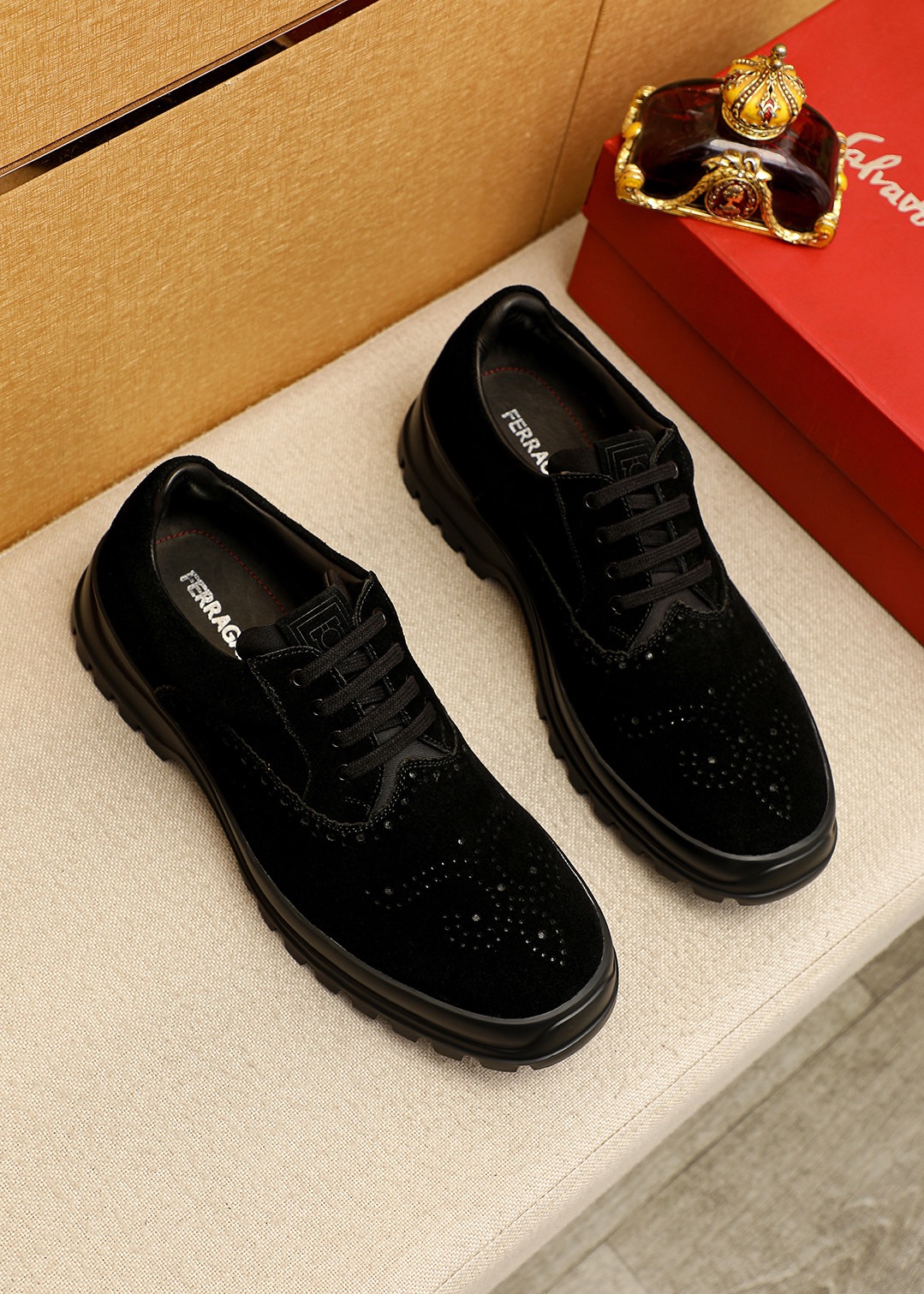 NO:854372,Product trademark Ferragamo 'Ferragamo' casual leather shoes, correct size: 39-44 (45 customized) Product material selection: imported frosted cowhide upper, imported water-dyed cowhide lining. Strong three-dimensional visual effect, original outsole, 4 kinds of leather materials available, ferragamo, ferragamo, cowhide19860909商品商标Ferragamo「 菲拉格慕」休闲皮鞋 正码码数:39-44（45订制） 商品材料精选 进口磨砂牛皮鞋面,进口水染牛皮内里.强烈立体视觉效果,原版大底 颜 色4种皮料可选,,ferragamo,ferragamo,cowhide,Men's shoes