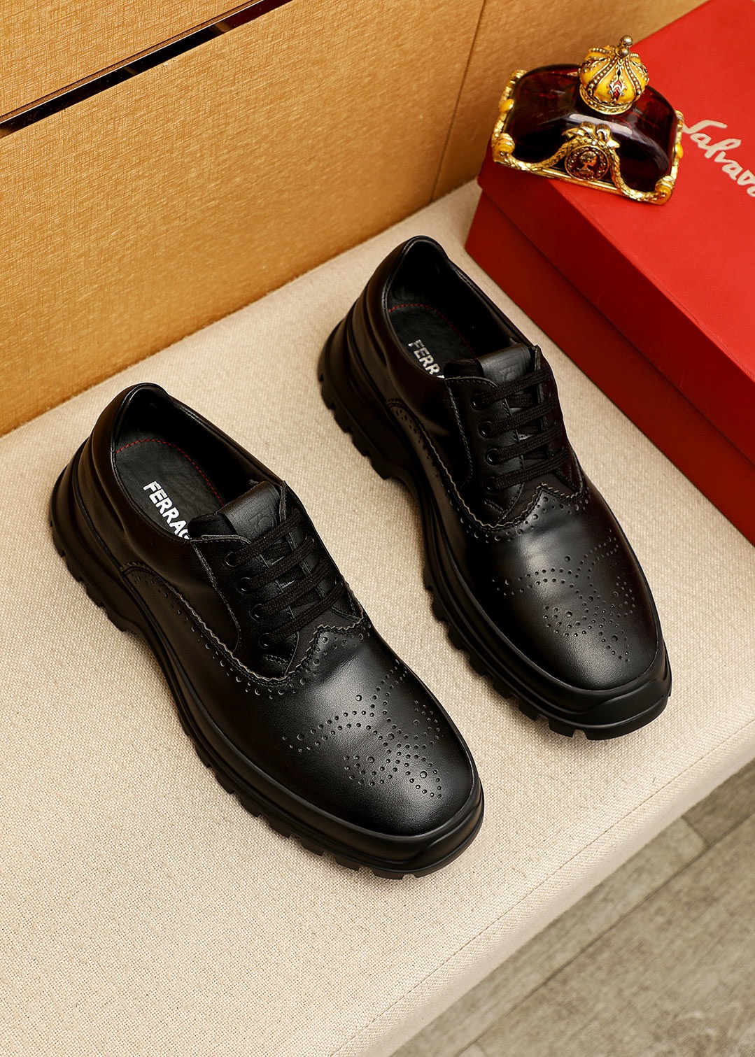 NO:854387,Product trademark Ferragamo 'Ferragamo' casual leather shoes, correct size: 39-44 (45 customized) Product material selection: imported calfskin upper, imported water-dyed cowhide lining. Strong three-dimensional visual effect, original outsole, 4 kinds of leather materials available, ferragamo, ferragamo, cowhide19860909商品商标Ferragamo「 菲拉格慕」休闲皮鞋 正码码数:39-44（45订制） 商品材料精选 进口小牛皮鞋面,进口水染牛皮内里.强烈立体视觉效果,原版大底 颜 色4种皮料可选,,ferragamo,ferragamo,cowhide,Men's shoes