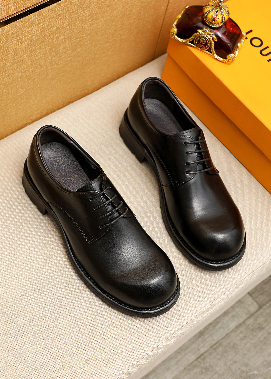 NO:854395,Product trademark LOUIS VUITTON 'Louis Vuitton' business leather shoes. Regular size: 38-44 (customized at 37.45.46). Selected product materials. Imported first-layer calfskin upper, imported first-layer cowhide lining. Strong three-dimensional visual effect. Original outsole. 2 colors available, louis vuitton, louis vuitton, cowhide19860909商品商标LOUIS VUITTON「 路易威登」商务皮鞋 正码码数:38-44（37.45.46订制） 商品材料精选 进口头层小牛皮鞋面,进口头层牛皮内里.强烈立体视觉效果 原版大底 颜 色2色可选,,louis vuitton,louis vuitton,cowhide,Men's shoes