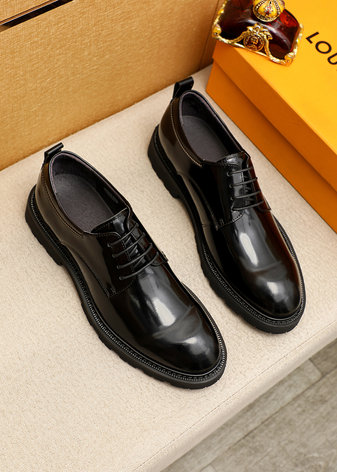 NO:854406,Product trademark LOUIS VUITTON 'Louis Vuitton' business leather shoes. Regular size: 38-44 (customized at 37.45.46). Selected product materials. Imported first-layer open-edge beaded cowhide upper, imported first-layer cowhide lining. Strong three-dimensional visual effect. Original outsole. 2 colors available, louis vuitton, louis vuitton, cowhide19860909商品商标LOUIS VUITTON「 路易威登」商务皮鞋 正码码数:38-44（37.45.46订制） 商品材料精选 进口头层开边珠牛皮鞋面,进口头层牛皮内里.强烈立体视觉效果 原版大底 颜 色2色可选,,louis vuitton,louis vuitton,cowhide,Men's shoes