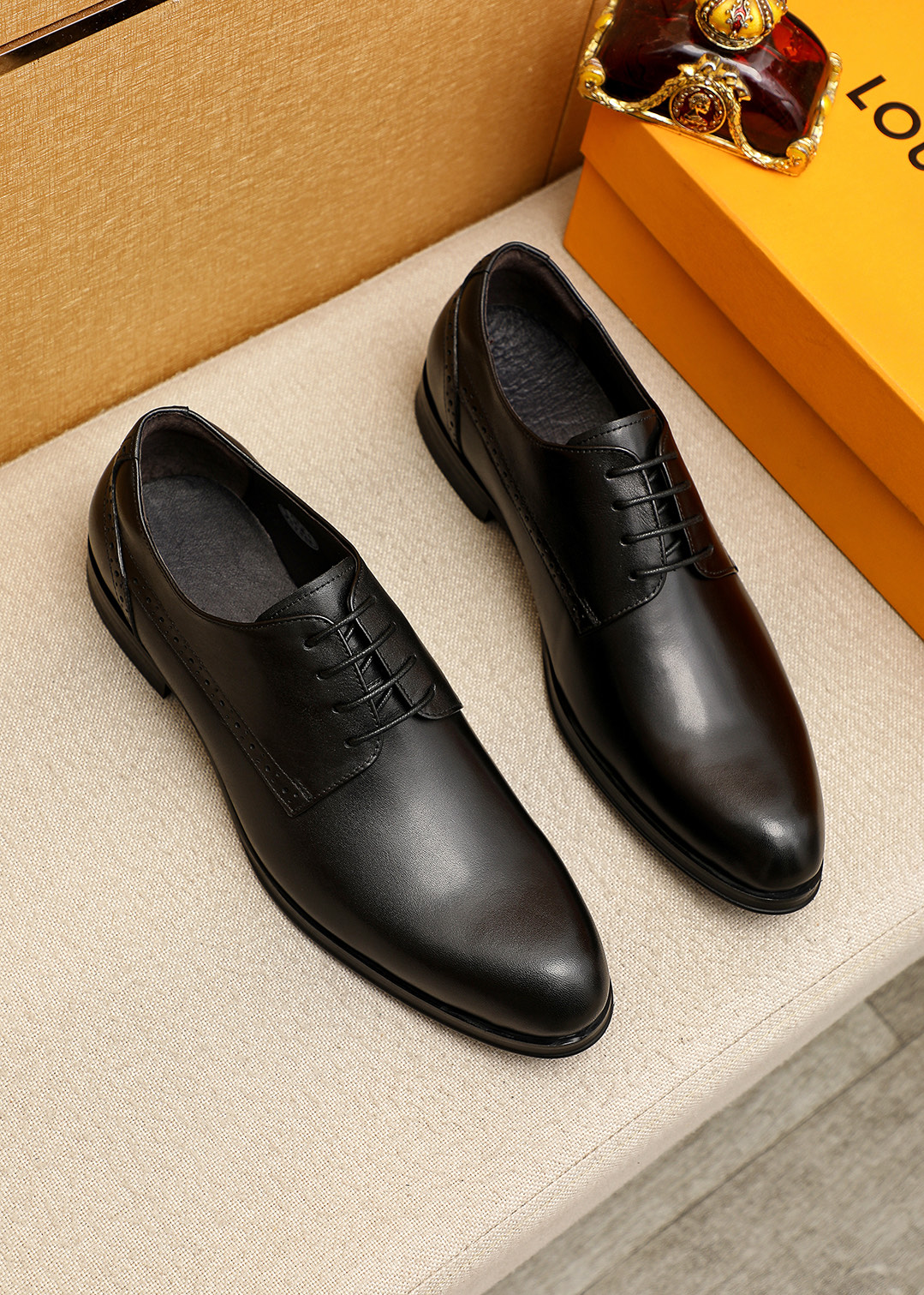 NO:854417,Product trademark LOUIS VUITTON 'Louis Vuitton' business leather shoes. Regular size: 38-44 (customized at 37.45.46). Selected product materials. Imported first-layer calfskin upper, imported first-layer cowhide lining. Strong three-dimensional visual effect. Original outsole. 2 colors available, louis vuitton, louis vuitton, cowhide19860909商品商标LOUIS VUITTON「 路易威登」商务皮鞋 正码码数:38-44（37.45.46订制） 商品材料精选 进口头层小牛皮鞋面,进口头层牛皮内里.强烈立体视觉效果 原版大底 颜 色2色可选,,louis vuitton,louis vuitton,cowhide,Men's shoes
