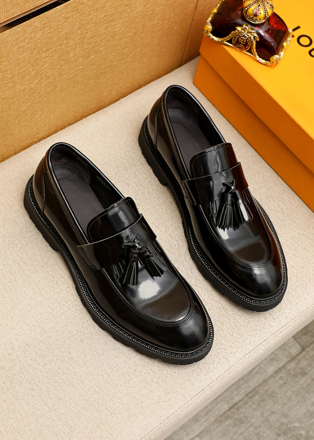 NO:854426,Product trademark LOUIS VUITTON 'Louis Vuitton' casual leather shoes. Regular size: 38-44 (customized at 37.45.46). Selected product materials. Imported first-layer open-edge beaded cowhide upper, imported first-layer cowhide lining. Strong three-dimensional visual effect. Original outsole. 2 colors available, louis vuitton, louis vuitton, cowhide19860909商品商标LOUIS VUITTON「 路易威登」休闲皮鞋 正码码数:38-44（37.45.46订制） 商品材料精选 进口头层开边珠牛皮鞋面,进口头层牛皮内里.强烈立体视觉效果 原版大底 颜 色2色可选,,louis vuitton,louis vuitton,cowhide,Men's shoes