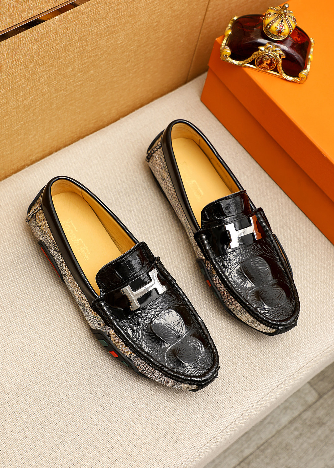 NO:854437,Product trademark LOUIS VUITTON 'Louis Vuitton' beanie shoes. Regular size: 38-44 (customized in 45.46) Product material selection: first-layer calfskin embossed upper + classic hardware buckle, imported pigskin lining. Strong three-dimensional visual effect, original outsole color 1 color optional, louis vuitton, louis vuitton, cowhide19860909商品商标LOUIS VUITTON「 路易威登」豆豆鞋 正码码数:38-44（45.46订做） 商品材料精选 头层小牛皮压花鞋面+经典五金扣,进口猪皮内里.强烈立体视觉效果,原版大底 颜 色1色可选,,louis vuitton,louis vuitton,cowhide,Men's shoes