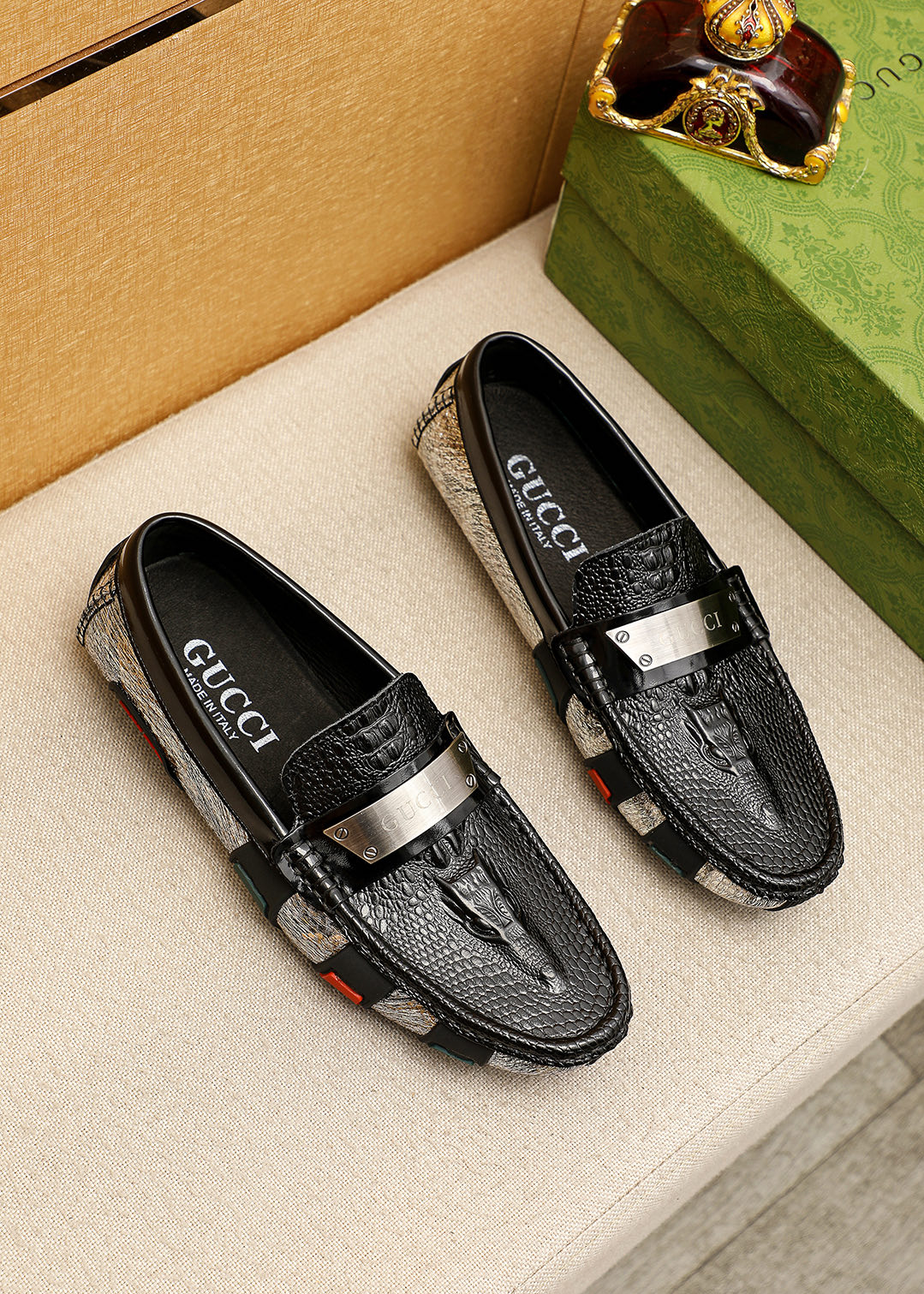 NO:854446,Product trademark GUCCI 'Gucci' beanie shoes. Regular size: 38-44 (customized at 45.46). Selected product materials. Imported first-layer calfskin embossed upper + classic hardware buckle, imported pigskin lining. Strong three-dimensional visual effect. Original outsole. 1 color available, gucci, gucci, cowhide19860909商品商标GUCCI「 古驰」豆豆鞋 正码码数:38-44（45.46订制） 商品材料精选 进口头层小牛皮压花鞋面+经典五金扣,进口猪皮内里.强烈立体视觉效果,原版大底 颜 色1色可选,,gucci,gucci,cowhide,Men's shoes