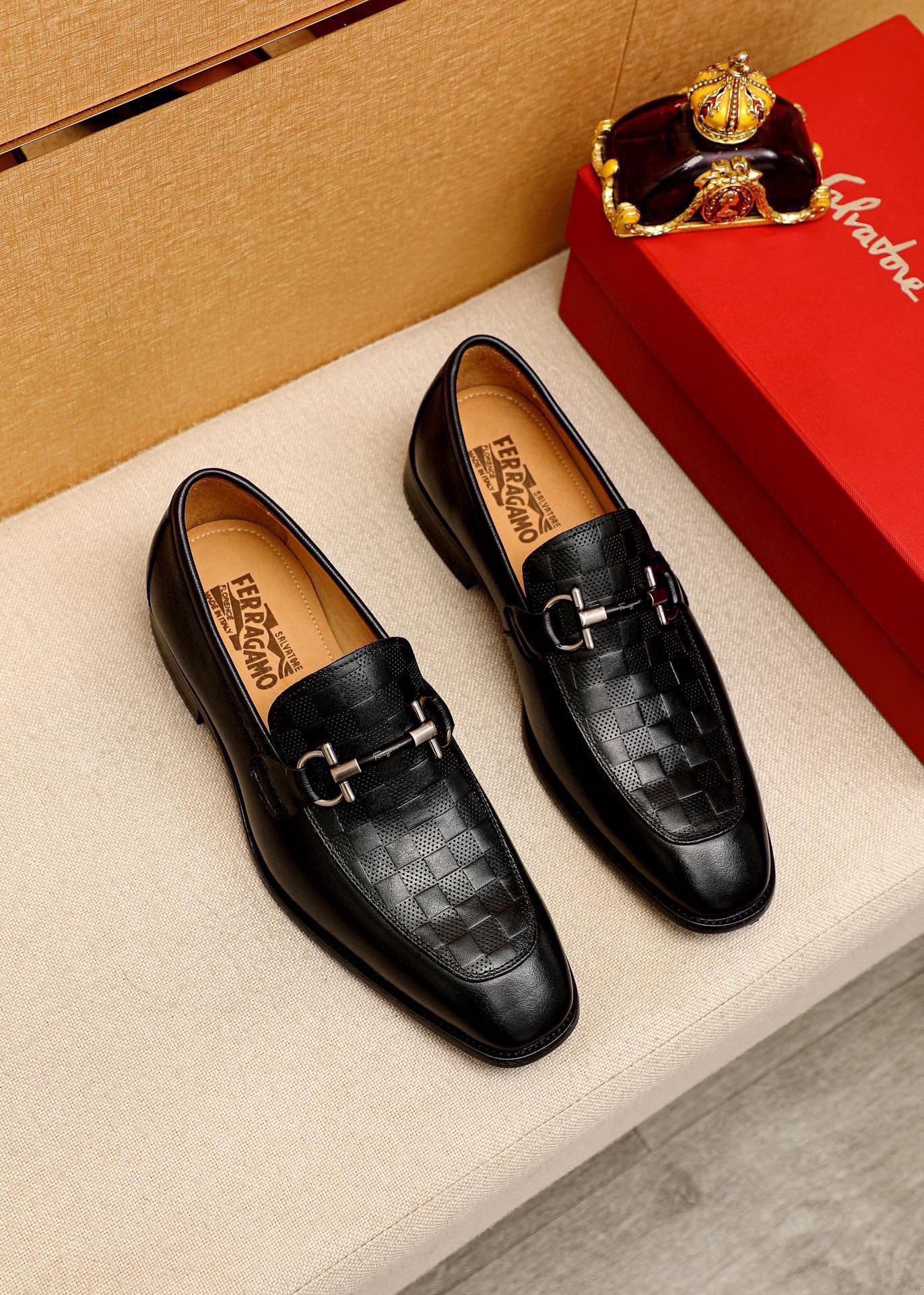 NO:887191,Product trademark Ferragamo 'Ferragamo' casual leather shoes. Regular size: 38-44 (made to order 45). Product materials are selected. Imported first-layer calfskin embossed upper + original hardware buckle, imported water-dyed cowhide lining. Strong three-dimensional visual effect, combined outsole color 1 color optional, ferragamo, ferragamo, cowhide19860909商品商标Ferragamo「 菲拉格慕」休闲皮鞋 正码码数:38-44（45订的制） 商品材料精选 进口头层小牛皮压花鞋面+原版五金扣,进口水染牛皮内里.强烈立体视觉效果,组合大底 颜 色1色可选,,ferragamo,ferragamo,cowhide,Men's shoes