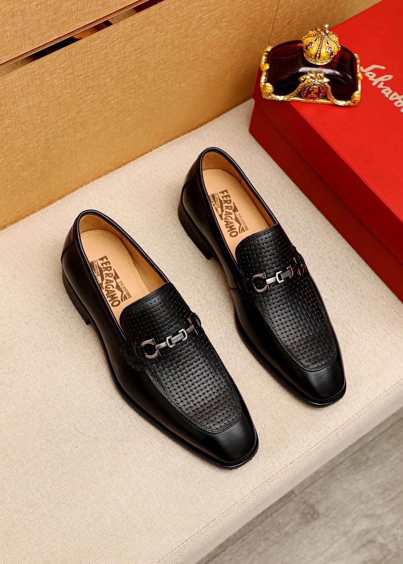 NO:887199,Product trademark Ferragamo 'Ferragamo' casual leather shoes. Regular size: 38-44 (made to order 45). Product materials are selected. Imported first-layer calfskin embossed upper + original hardware buckle, imported water-dyed cowhide lining. Strong three-dimensional visual effect, combined outsole. 2 colors available, ferragamo, ferragamo, cowhide19860909商品商标Ferragamo「 菲拉格慕」休闲皮鞋 正码码数:38-44（45订的制） 商品材料精选 进口头层小牛皮压花鞋面+原版五金扣,进口水染牛皮内里.强烈立体视觉效果,组合大底 颜 色2色可选,,ferragamo,ferragamo,cowhide,Men's shoes