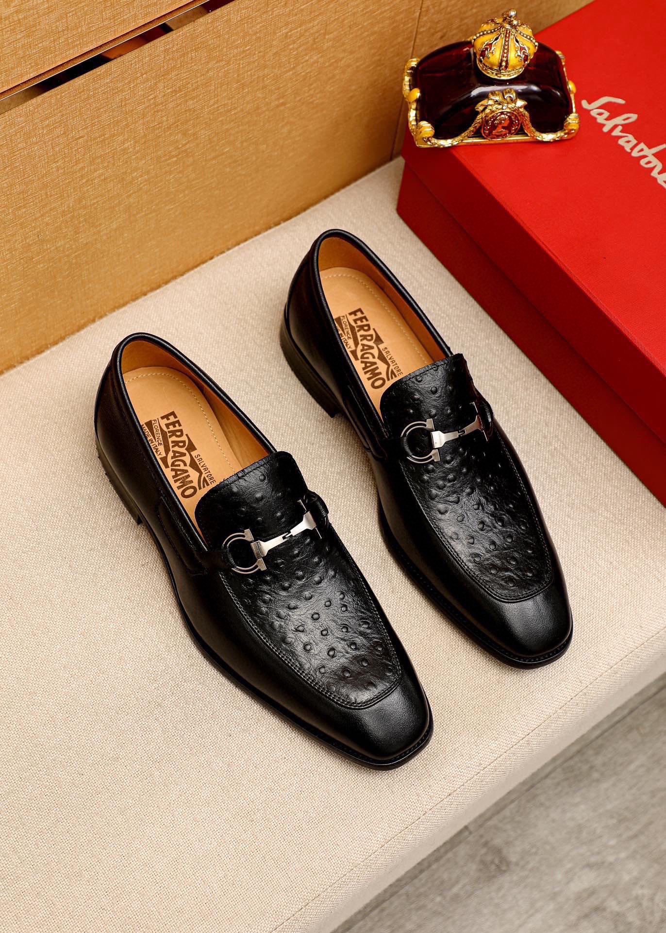NO:887205,Product trademark Ferragamo 'Ferragamo' casual leather shoes. Regular size: 38-44 (made to order 45). Product materials are selected. Imported first-layer calfskin embossed upper + original hardware buckle, imported water-dyed cowhide lining. Strong three-dimensional visual effect, combined outsole color 1 color optional, ferragamo, ferragamo, cowhide19860909商品商标Ferragamo「 菲拉格慕」休闲皮鞋 正码码数:38-44（45订的制） 商品材料精选 进口头层小牛皮压花鞋面+原版五金扣,进口水染牛皮内里.强烈立体视觉效果,组合大底 颜 色1色可选,,ferragamo,ferragamo,cowhide,Men's shoes