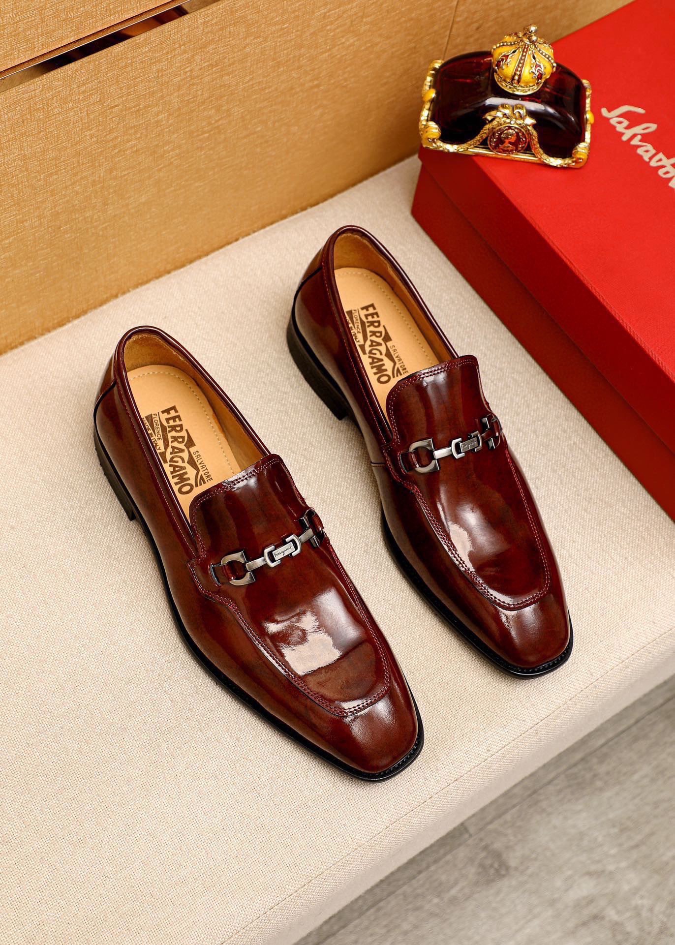 NO:887213,Product trademark Ferragamo 'Ferragamo' casual leather shoes. Regular size: 38-44 (customized to 45). Product materials are selected. Imported first-layer open-edge beaded cowhide upper + original hardware buckle, imported water-dyed cowhide lining. Strong three-dimensional visual effect, combined outsole. 3 colors available, ferragamo, ferragamo, cowhide19860909商品商标Ferragamo「 菲拉格慕」休闲皮鞋 正码码数:38-44（45订的制） 商品材料精选 进口头层开边珠牛皮鞋面+原版五金扣,进口水染牛皮内里.强烈立体视觉效果,组合大底 颜 色3色可选,,ferragamo,ferragamo,cowhide,Men's shoes