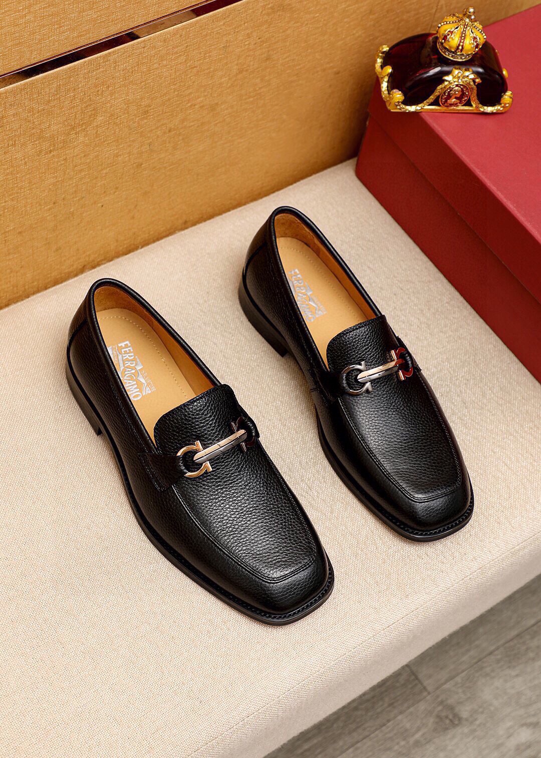 NO:887150,Product trademark 'Ferragamo' fashionable casual leather shoes, correct size: 38-44 (45 customized) Product material selection: imported first-layer pebbled calfskin upper + classic hardware buckle, imported water-dyed cowhide lining. Strong three-dimensional visual effect, original combination outsole, 2 colors available, ferragamo, cowhide19860909商品商标「 菲拉格慕」时尚休闲皮鞋 正码码数:38-44（45订制） 商品材料精选 进口头层荔枝纹小牛皮鞋面+经典五金扣,进口水染牛皮内里.强烈立体视觉效果,原版组合大底 颜 色2色可选,,ferragamo,cowhide,Men's shoes