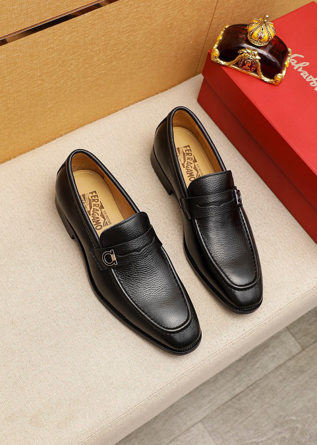 NO:887171,Product trademark Ferragamo 'Ferragamo' casual leather shoes. Regular size: 38-44 (customized at 45.46) Product materials are selected. Imported first-layer pebbled cowhide leather upper + luxury hardware buckle, imported water-dyed cowhide lining. Strong three-dimensional visual effect, original outsole. Two leather colors available, ferragamo, ferragamo, cowhide.19860909商品商标Ferragamo「 菲拉格慕」休闲皮鞋 正码码数:38-44（45.46订制） 商品材料精选 进口头层荔枝纹牛皮鞋面+奢华五金扣,进口水染牛皮内里.强烈立体视觉效果,原版大底 颜 色2种皮料可选,,ferragamo,ferragamo,cowhide,Men's shoes