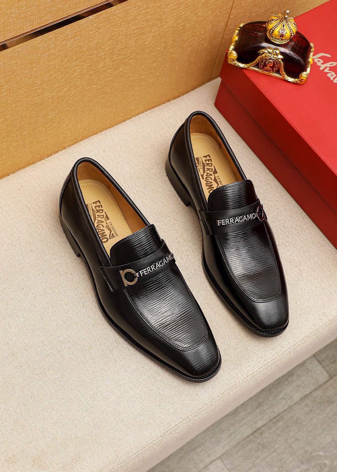NO:887178,Product trademark Ferragamo 'Ferragamo' casual leather shoes. Regular size: 38-44 (customized at 45.46) Product material selection: imported first-layer calfskin embossed upper + luxury hardware buckle, imported water-dyed cowhide lining. Strong three-dimensional visual effect, original outsole color 1 color optional, ferragamo, ferragamo, cowhide19860909商品商标Ferragamo「 菲拉格慕」休闲皮鞋 正码码数:38-44（45.46订制） 商品材料精选 进口头层小牛皮压花鞋面+奢华五金扣,进口水染牛皮内里.强烈立体视觉效果,原版大底 颜 色1色可选,,ferragamo,ferragamo,cowhide,Men's shoes