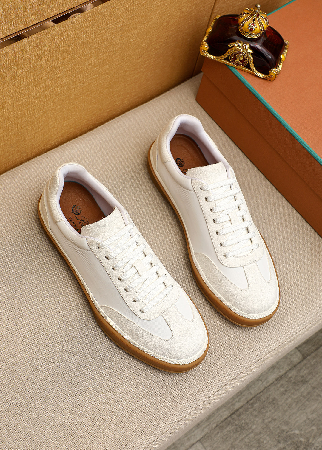 NO:887200,Product trademark: Loro Piana 'nuoyoupianran' casual sneakers. Regular size: 38-44 (customized in 45). Product materials are selected from frosted cowhide upper, sheepskin lining, original rubber outsole. Colors: 8 colors available, loro piana, cowhide, sheepskin19860909商品商标:Loro Piana「诺悠翩然」休闲板鞋 正码码数:38-44（45订做） 商品材料精选磨砂牛皮鞋面,羊皮内里,原版橡胶大底 颜色8色可选,,loro piana,cowhide,sheepskin,Men's shoes