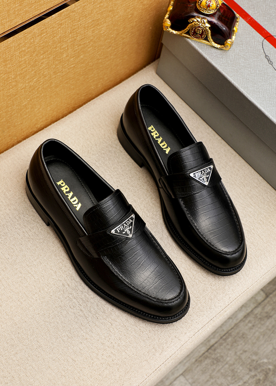 NO:887206,Product trademark PRADA 'Prada' casual leather shoes, correct size: 38-44 (45 customized) Product materials are selected, imported first-layer calfskin embossed upper, imported water-dyed cowhide lining. Strong three-dimensional visual effect, original outsole color 2 colors available, prada, prada, cowhide19860909商品商标PRADA「 普拉达」休闲皮鞋 正码码数:38-44(45订制) 商品材料精选 进口头层小牛皮压花鞋面,进口水染牛皮内里.强烈立体视觉效果,原版大底 颜 色2色可选,,prada,prada,cowhide,Men's shoes