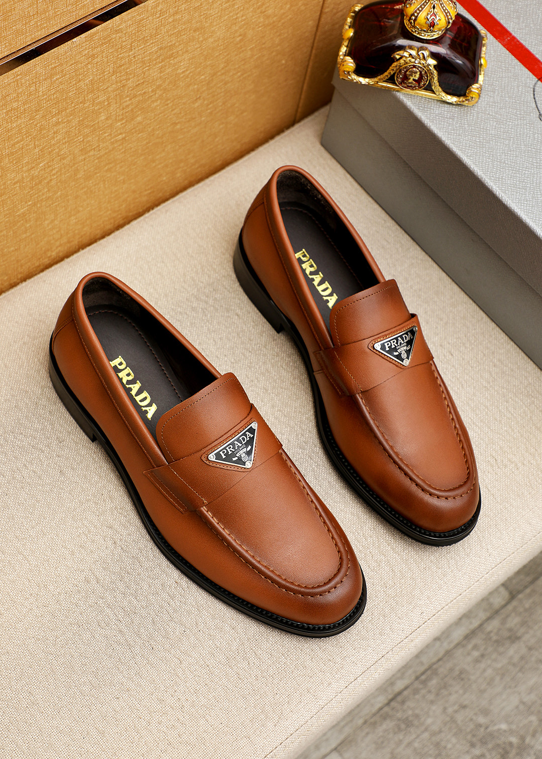 NO:887214,Product trademark PRADA 'Prada' casual leather shoes, correct size: 38-44 (45 customized) Product material selection: imported first-layer calfskin upper, imported water-dyed cowhide lining. Strong three-dimensional visual effect, original outsole, 5 colors available, prada, prada, cowhide19860909商品商标PRADA「 普拉达」休闲皮鞋 正码码数:38-44(45订制) 商品材料精选 进口头层小牛皮鞋面,进口水染牛皮内里.强烈立体视觉效果,原版大底 颜 色5色可选,,prada,prada,cowhide,Men's shoes