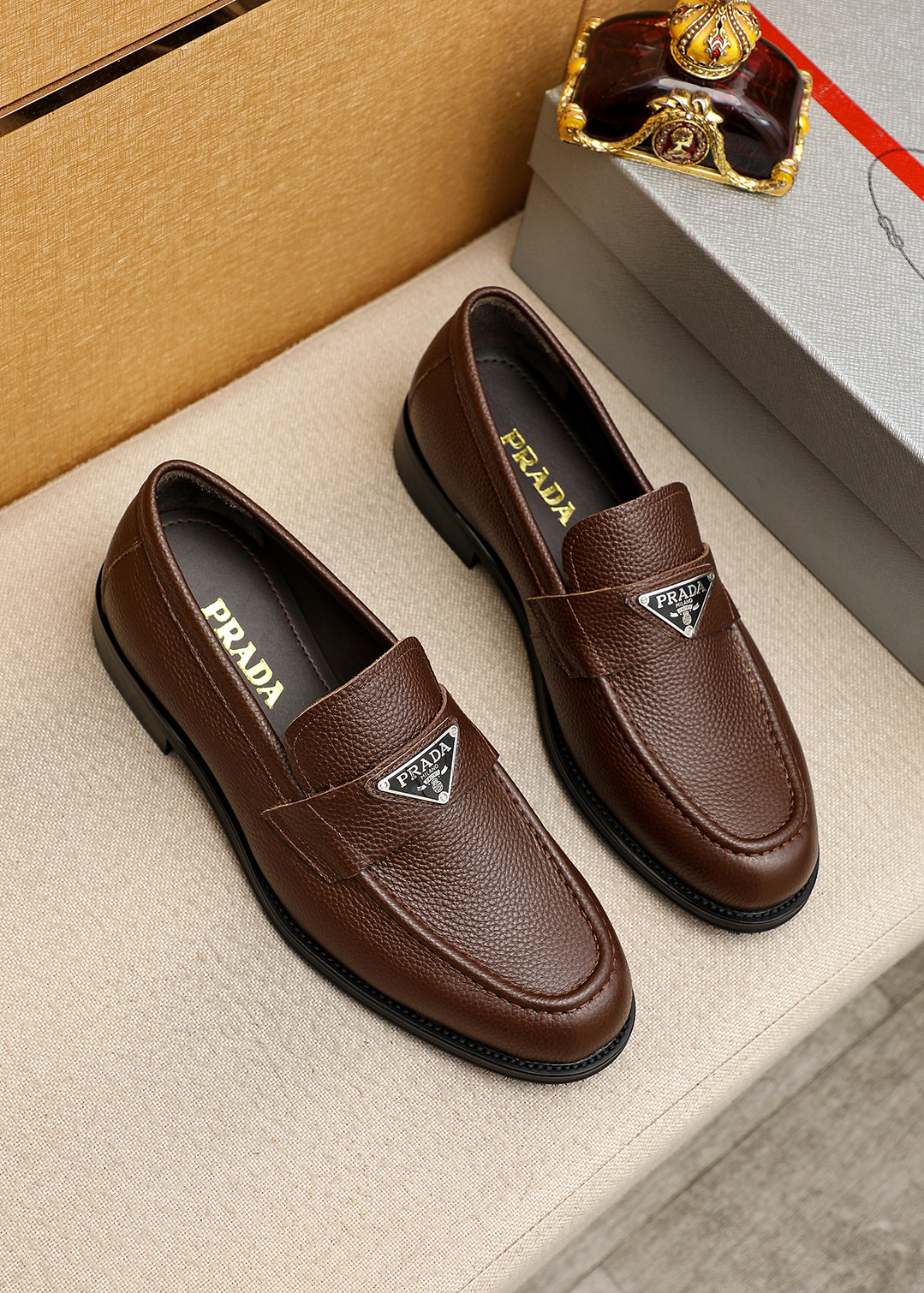 NO:887220,Product trademark PRADA 'Prada' casual leather shoes, correct size: 38-44 (45 customized) Product material selection: imported first-layer pebbled cowhide leather upper, imported water-dyed cowhide lining. Strong three-dimensional visual effect, original outsole color 5 colors available, prada, prada, cowhide19860909商品商标PRADA「 普拉达」休闲皮鞋 正码码数:38-44(45订制) 商品材料精选 进口头层荔枝纹牛皮鞋面,进口水染牛皮内里.强烈立体视觉效果,原版大底 颜 色5色可选,,prada,prada,cowhide,Men's shoes
