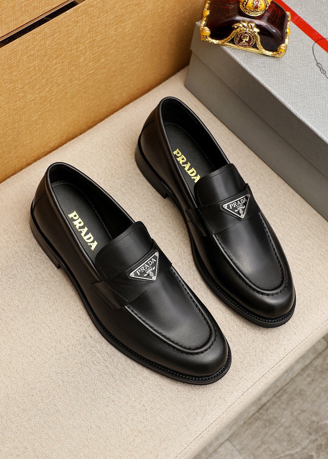 NO:887228,Product trademark PRADA 'Prada' casual leather shoes, correct size: 38-44 (45 customized) Product material selection: imported first-layer calfskin upper, imported water-dyed cowhide lining. Strong three-dimensional visual effect, original outsole, 5 colors available, prada, prada, cowhide19860909商品商标PRADA「 普拉达」休闲皮鞋 正码码数:38-44(45订制) 商品材料精选 进口头层小牛皮鞋面,进口水染牛皮内里.强烈立体视觉效果,原版大底 颜 色5色可选,,prada,prada,cowhide,Men's shoes