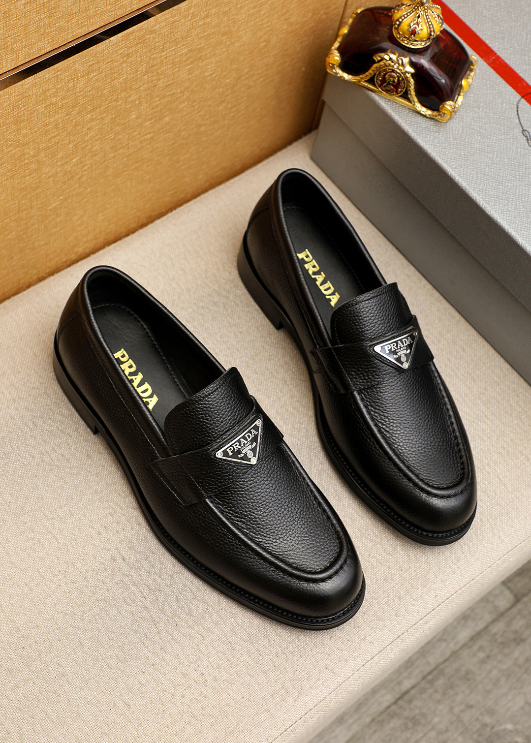 NO:887237,Product trademark PRADA 'Prada' casual leather shoes, correct size: 38-44 (45 customized) Product material selection: imported first-layer pebbled cowhide leather upper, imported water-dyed cowhide lining. Strong three-dimensional visual effect, original outsole color 5 colors available, prada, prada, cowhide19860909商品商标PRADA「 普拉达」休闲皮鞋 正码码数:38-44(45订制) 商品材料精选 进口头层荔枝纹牛皮鞋面,进口水染牛皮内里.强烈立体视觉效果,原版大底 颜 色5色可选,,prada,prada,cowhide,Men's shoes