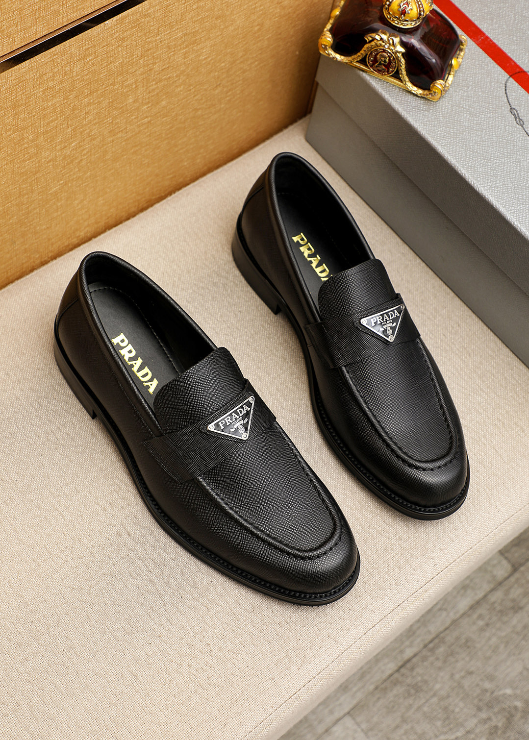 NO:887246,Product trademark PRADA 'Prada' casual leather shoes, correct size: 38-44 (45 customized) Product material selection: imported first-layer cross-grain cowhide upper, imported water-dyed cowhide lining. Strong three-dimensional visual effect, original outsole color 5 colors available, prada, prada, cowhide19860909商品商标PRADA「 普拉达」休闲皮鞋 正码码数:38-44(45订制) 商品材料精选 进口头层十字纹牛皮鞋面,进口水染牛皮内里.强烈立体视觉效果,原版大底 颜 色5色可选,,prada,prada,cowhide,Men's shoes