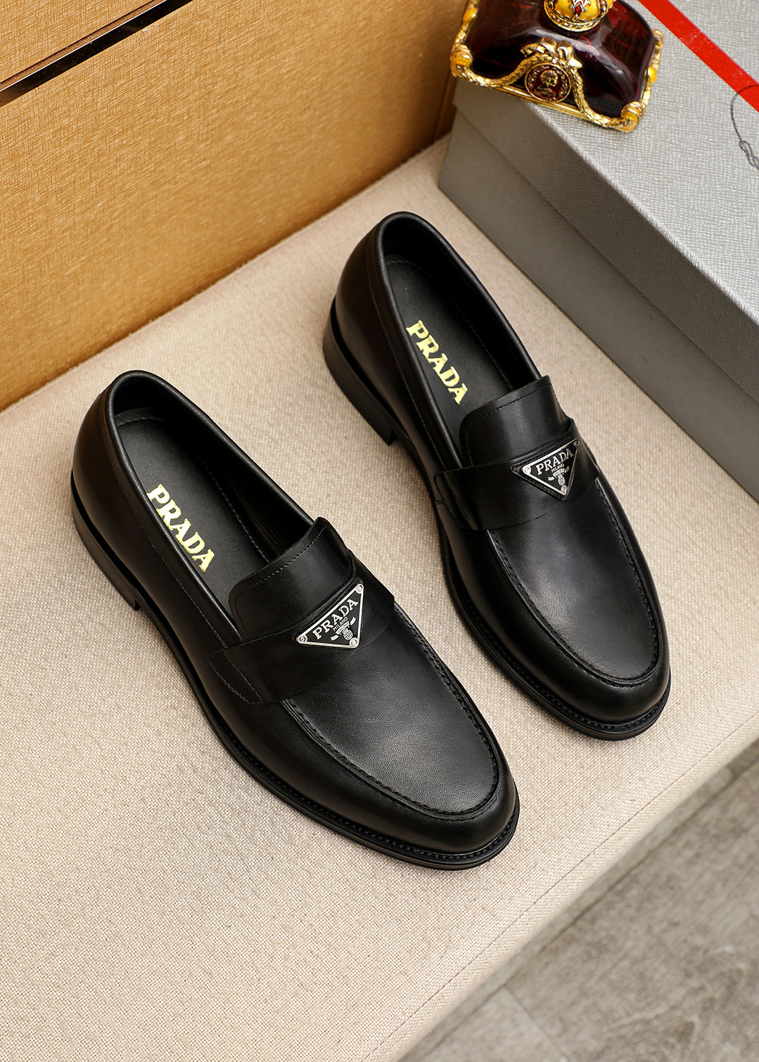 NO:887255,Product trademark PRADA 'Prada' casual leather shoes, correct size: 38-44 (45 customized) Product material selection: imported first-layer calfskin upper, imported water-dyed cowhide lining. Strong three-dimensional visual effect, original outsole, 3 colors available, prada, prada, cowhide19860909商品商标PRADA「 普拉达」休闲皮鞋 正码码数:38-44(45订制) 商品材料精选 进口头层小牛皮鞋面,进口水染牛皮内里.强烈立体视觉效果,原版大底 颜 色3色可选,,prada,prada,cowhide,Men's shoes