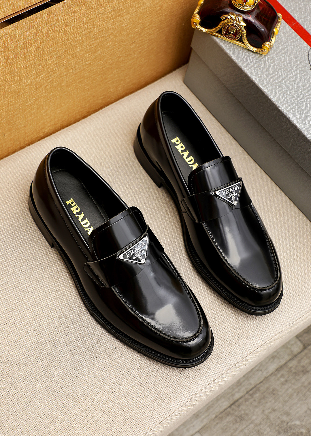 NO:887263,Product trademark PRADA 'Prada' casual leather shoes, correct size: 38-44 (45 customized) Product material selection: imported first-layer open-edge beaded cowhide upper, imported water-dyed cowhide lining. Strong three-dimensional visual effect, original outsole color 3 colors available, prada, prada, cowhide19860909商品商标PRADA「 普拉达」休闲皮鞋 正码码数:38-44(45订制) 商品材料精选 进口头层开边珠牛皮鞋面,进口水染牛皮内里.强烈立体视觉效果,原版大底 颜 色3色可选,,prada,prada,cowhide,Men's shoes