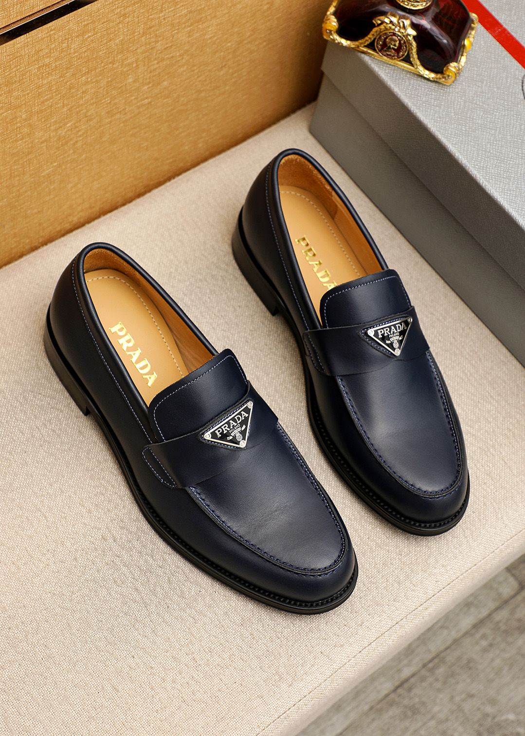 NO:887269,Product trademark PRADA 'Prada' casual leather shoes, correct size: 38-44 (45 customized) Product material selection: imported first-layer calfskin upper, imported water-dyed cowhide lining. Strong three-dimensional visual effect, original outsole, 3 colors available, prada, prada, cowhide19860909商品商标PRADA「 普拉达」休闲皮鞋 正码码数:38-44(45订制) 商品材料精选 进口头层小牛皮鞋面,进口水染牛皮内里.强烈立体视觉效果,原版大底 颜 色3色可选,,prada,prada,cowhide,Men's shoes