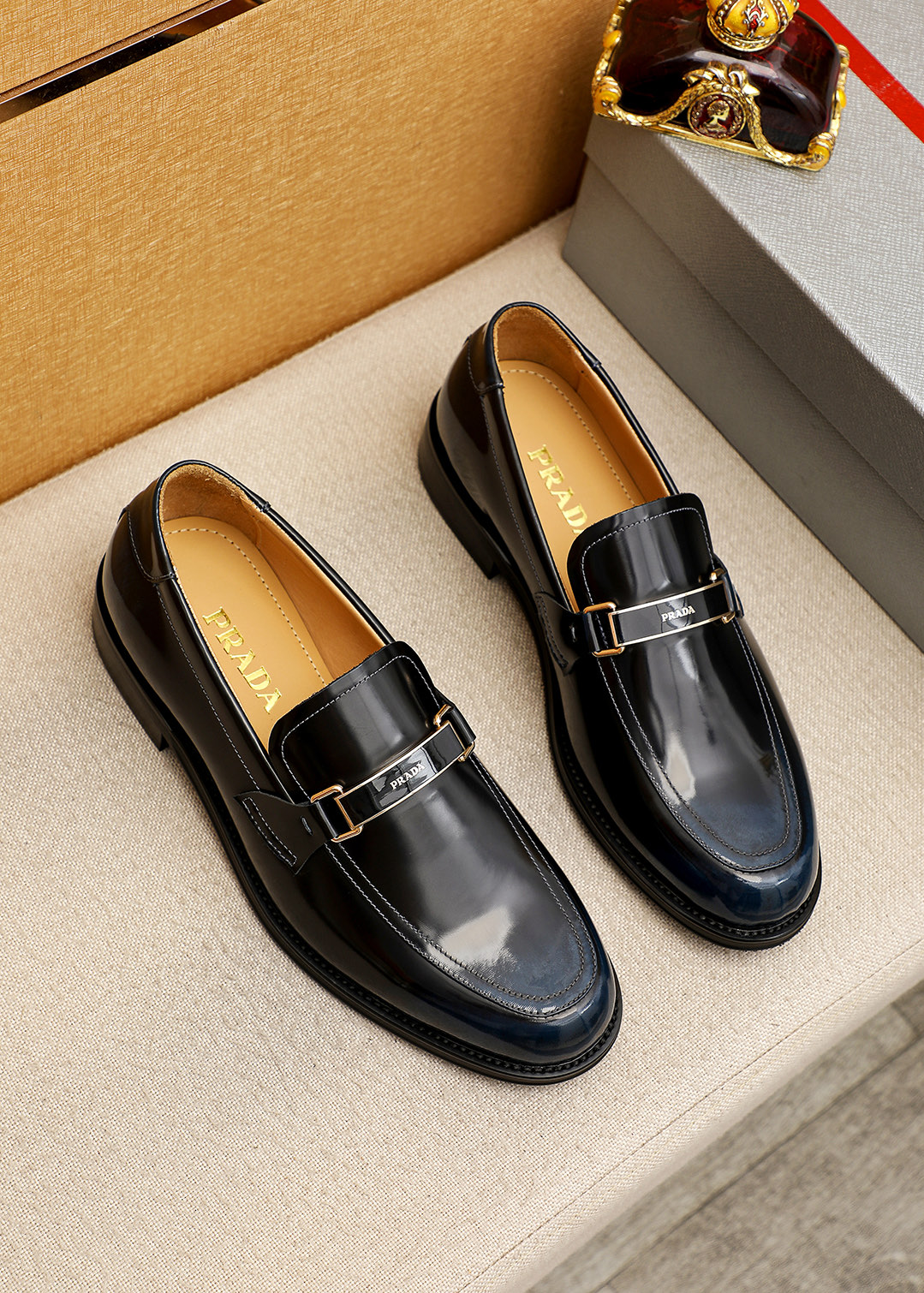 NO:887507,Product trademark PRADA 'Prada' casual leather shoes. Regular size: 38-44 (45 customized) Product materials are selected. Imported first-layer open-edge beaded cowhide upper, imported water-dyed cowhide lining. Strong three-dimensional visual effect, original outsole color 5 colors available, prada, prada, cowhide19860909商品商标PRADA「 普拉达」休闲皮鞋 正码码数:38-44(45订制) 商品材料精选 进口头层开边珠牛皮鞋面,进口水染牛皮内里.强烈立体视觉效果,原版大底 颜 色5色可选,,prada,prada,cowhide,Men's shoes