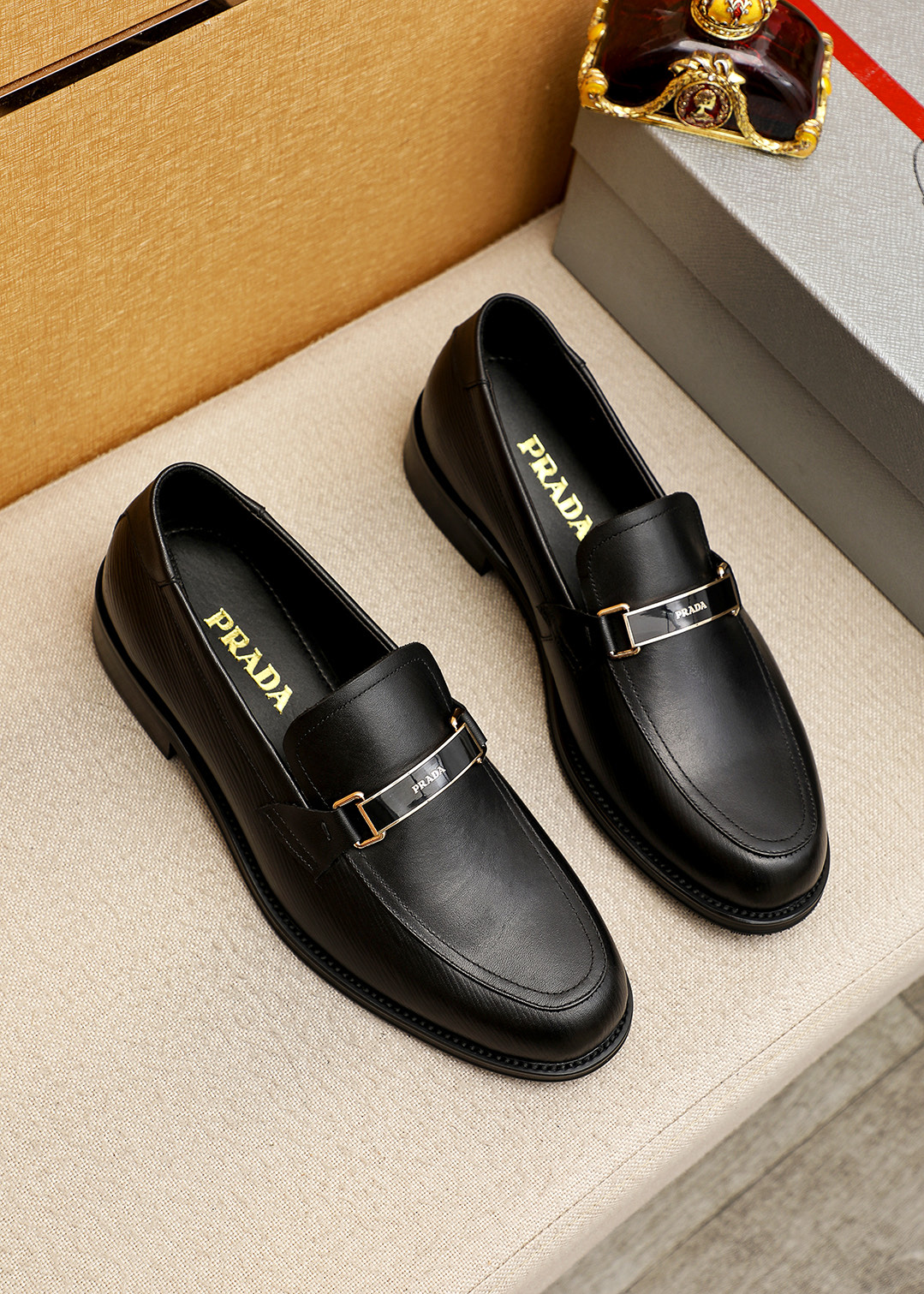NO:887516,Product trademark PRADA 'Prada' casual leather shoes, correct size: 38-44 (45 customized) Product material selection: imported first-layer calfskin upper, imported water-dyed cowhide lining. Strong three-dimensional visual effect, original outsole, 5 colors available, prada, prada, cowhide19860909商品商标PRADA「 普拉达」休闲皮鞋 正码码数:38-44(45订制) 商品材料精选 进口头层小牛皮鞋面,进口水染牛皮内里.强烈立体视觉效果,原版大底 颜 色5色可选,,prada,prada,cowhide,Men's shoes