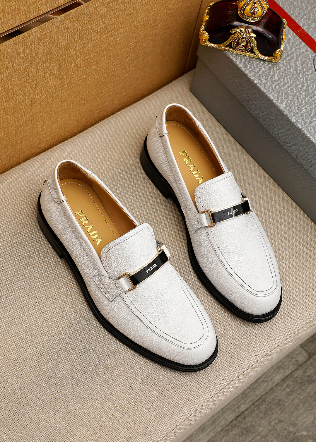 NO:887527,Product trademark PRADA 'Prada' casual leather shoes, correct size: 38-44 (45 customized) Product material selection: imported first-layer pebbled cowhide leather upper, imported water-dyed cowhide lining. Strong three-dimensional visual effect, original outsole color 5 colors available, prada, prada, cowhide19860909商品商标PRADA「 普拉达」休闲皮鞋 正码码数:38-44(45订制) 商品材料精选 进口头层荔枝纹牛皮鞋面,进口水染牛皮内里.强烈立体视觉效果,原版大底 颜 色5色可选,,prada,prada,cowhide,Men's shoes