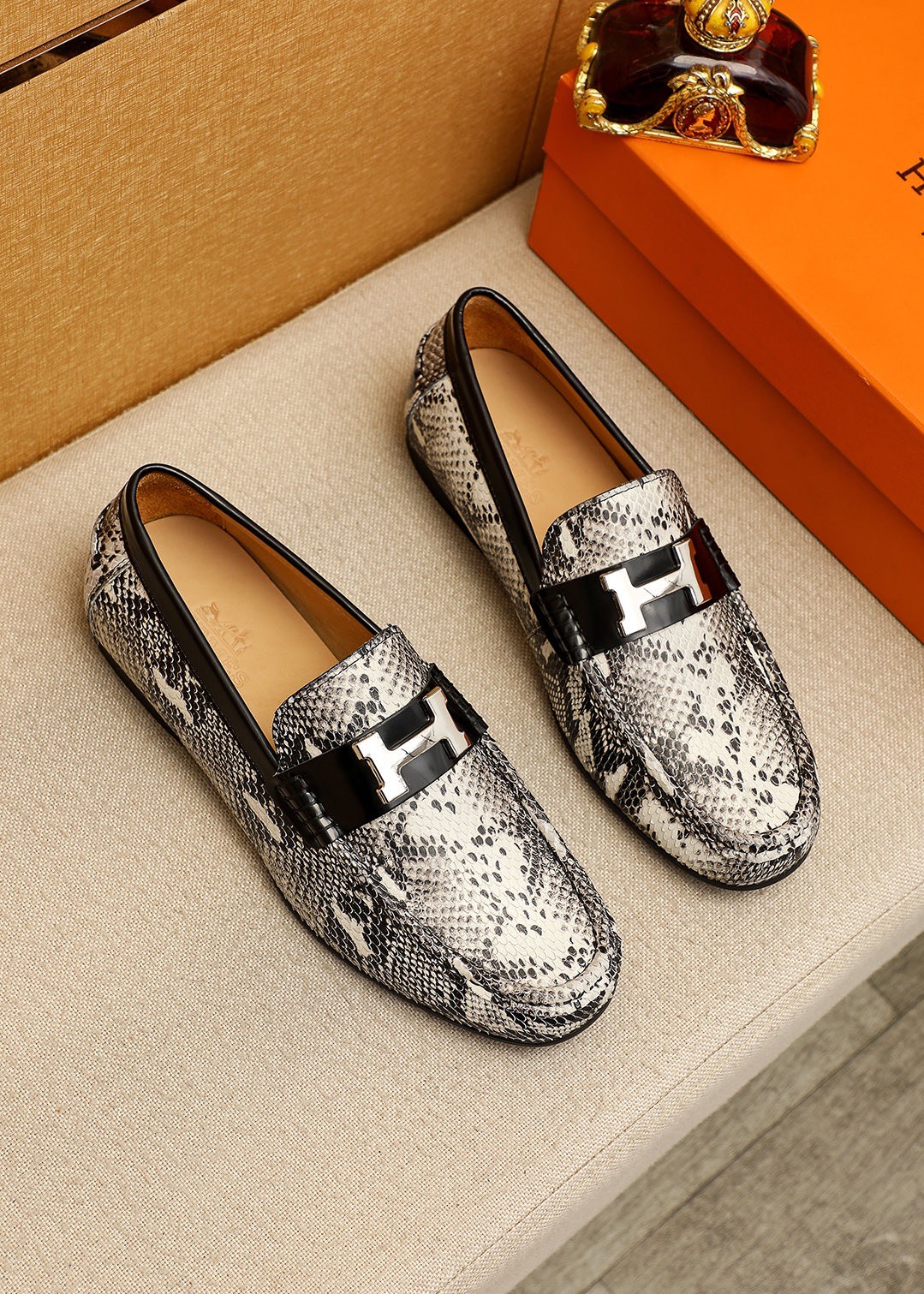 NO:887445,Product trademark HERMES 'Hermès' casual leather shoes. Regular size: 39-44 (customized at 38.45) Product material selection: imported first-layer calfskin upper + classic hardware buckle, imported water-dyed cowhide lining. Strong three-dimensional visual effect, original outsole color 1 color optional, hermes, hermes, cowhide19860909商品商标HERMES「 爱马仕」休闲皮鞋 正码码数:39-44（38.45订制） 商品材料精选 进口头层小牛皮鞋面+经典五金扣,进口水染牛皮内里.强烈立体视觉效果,原版大底 颜 色1色可选,,hermes,hermes,cowhide,Men's shoes