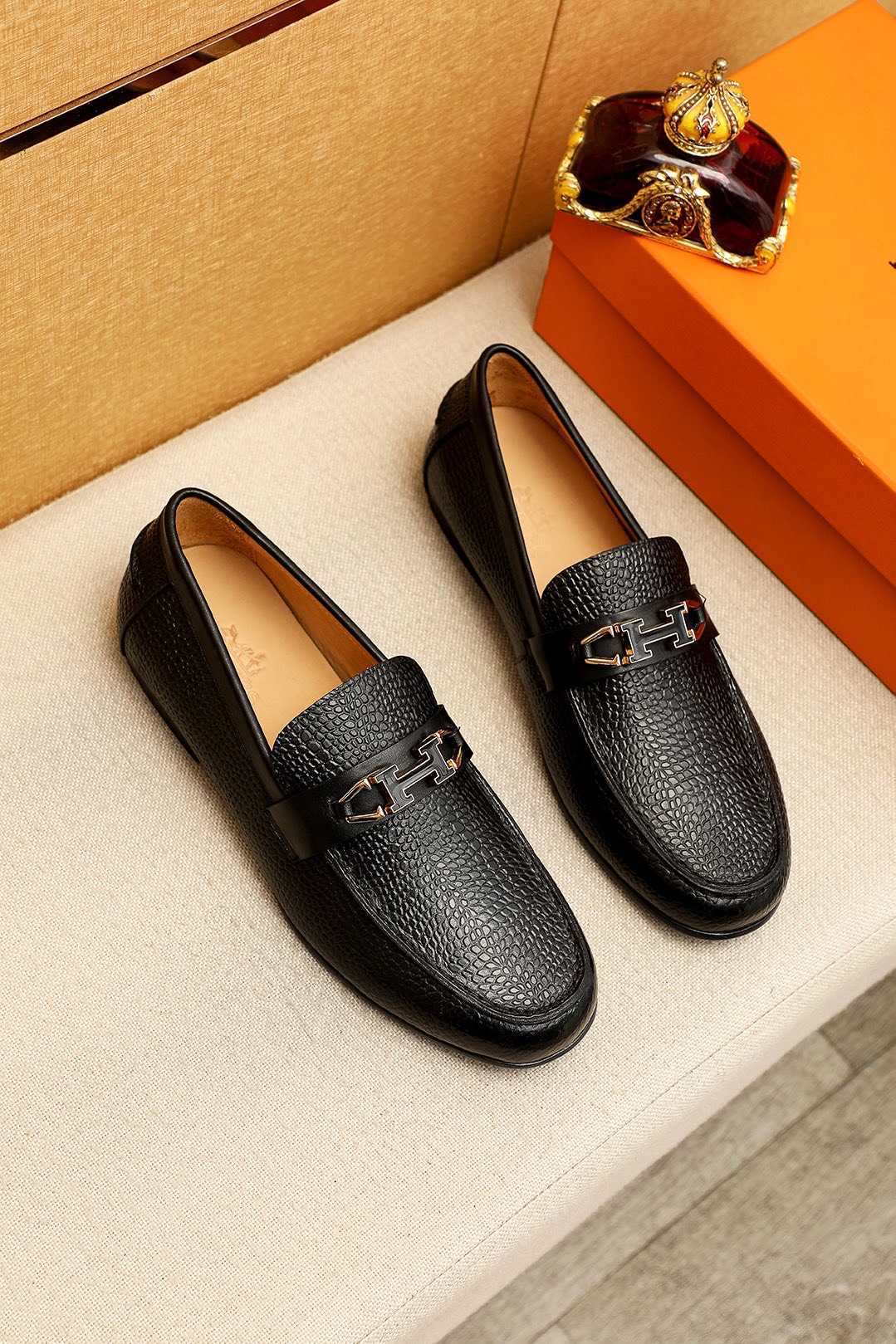 NO:887453,Product trademark HERMES 'Hermès' casual leather shoes. Regular size: 39-44 (customized at 38.45) Product material selection: imported first-layer pebbled cowhide leather upper + classic hardware buckle, imported water-dyed cowhide lining. Strong three-dimensional visual effect, original outsole color 1 color optional, hermes, hermes, cowhide19860909商品商标HERMES「 爱马仕」休闲皮鞋 正码码数:39-44（38.45订制） 商品材料精选 进口头层荔枝纹牛皮鞋面+经典五金扣,进口水染牛皮内里.强烈立体视觉效果,原版大底 颜 色1色可选,,hermes,hermes,cowhide,Men's shoes