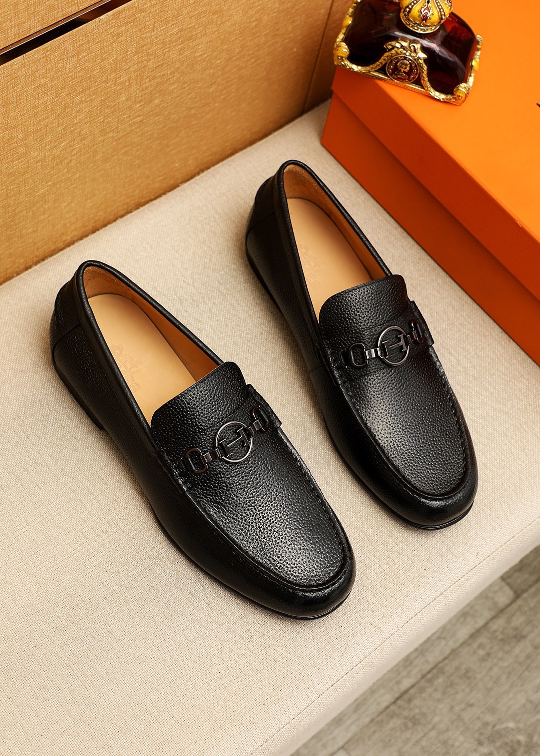 NO:887470,Product trademark HERMES 'Hermès' casual leather shoes. Regular size: 39-44 (customized at 38.45) Product material selection: imported first-layer pebbled cowhide leather upper + classic hardware buckle, imported water-dyed cowhide lining. Strong three-dimensional visual effect, original outsole color 1 color optional, hermes, hermes, cowhide19860909商品商标HERMES「 爱马仕」休闲皮鞋 正码码数:39-44（38.45订制） 商品材料精选 进口头层荔枝纹牛皮鞋面+经典五金扣,进口水染牛皮内里.强烈立体视觉效果,原版大底 颜 色1色可选,,hermes,hermes,cowhide,Men's shoes