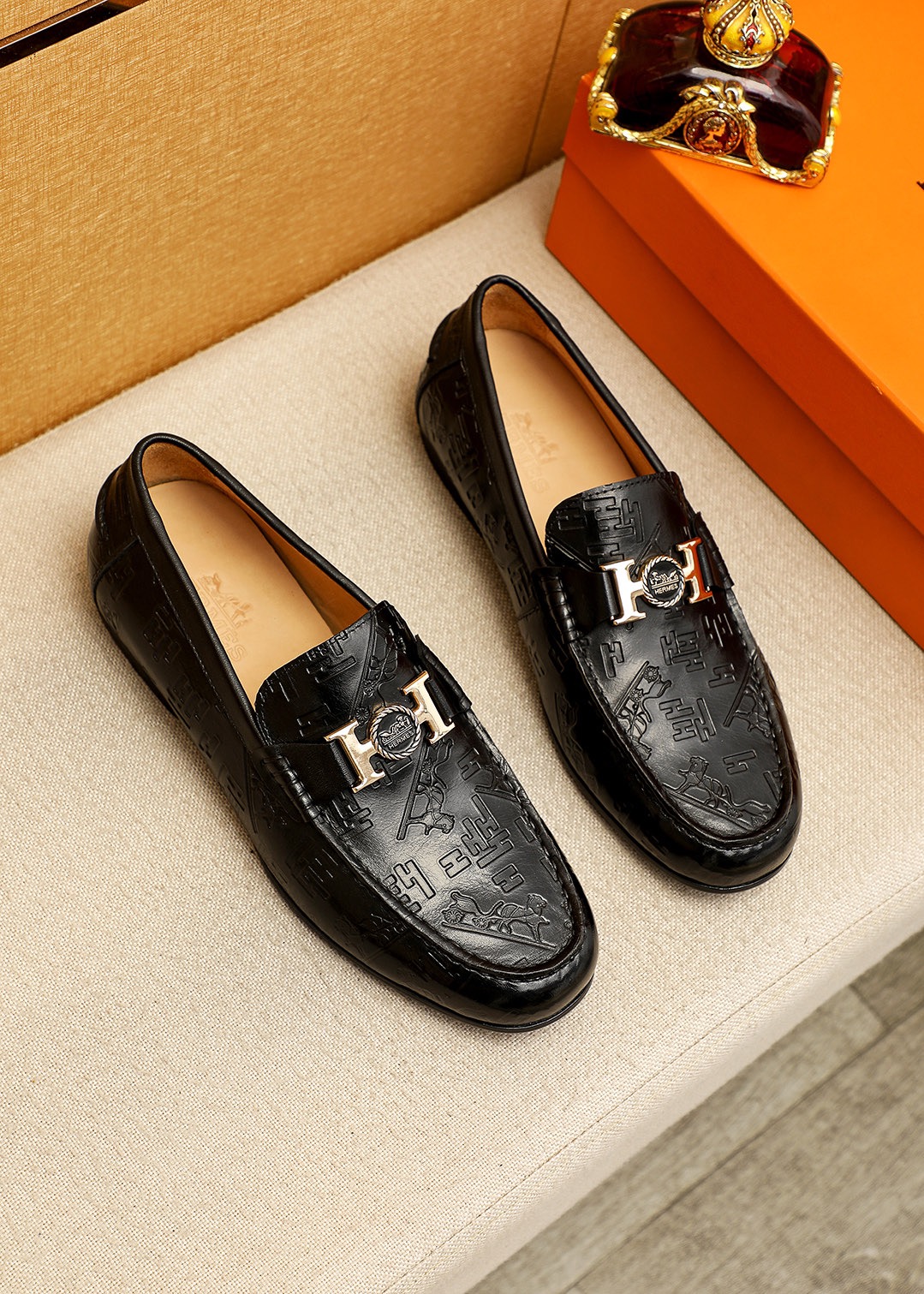 NO:887488,Product trademark HERMES 'Hermès' casual leather shoes. Regular size: 39-44 (customized at 38.45) Product material selection: imported first-layer calfskin embossed upper + classic hardware buckle, imported water-dyed cowhide lining. Strong three-dimensional visual effect, original outsole color 1 color optional, hermes, hermes, cowhide19860909商品商标HERMES「 爱马仕」休闲皮鞋 正码码数:39-44（38.45订制） 商品材料精选 进口头层小牛皮压花鞋面+经典五金扣,进口水染牛皮内里.强烈立体视觉效果,原版大底 颜 色1色可选,,hermes,hermes,cowhide,Men's shoes